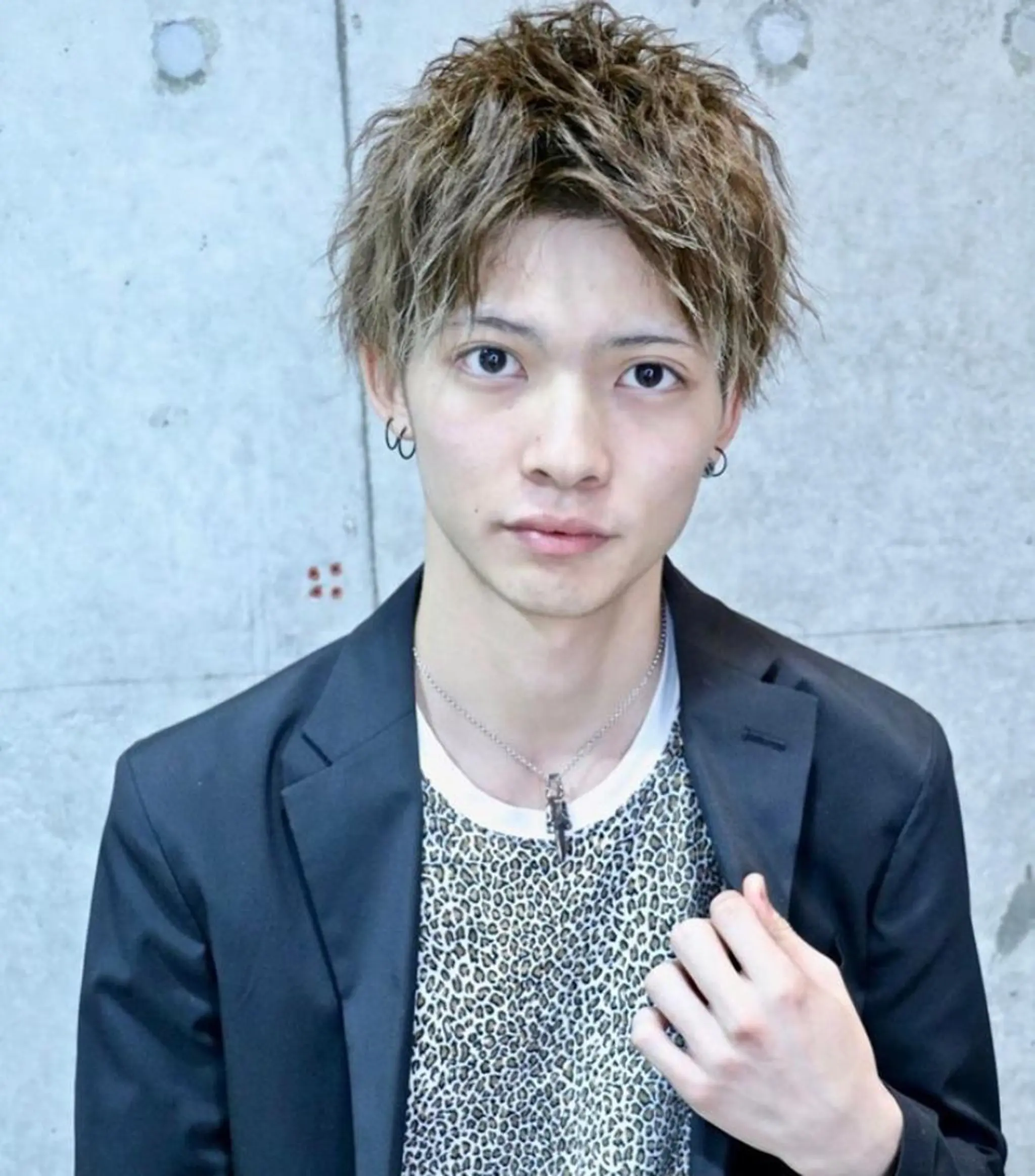 ミディアム カラー パーマ メンズ ミディアムパーマ メンズハイトーン メンズパーマ ハイトーンカラー カット ヘアカラー パーマ トリートメント タカクラ カズキのヘアスタイル