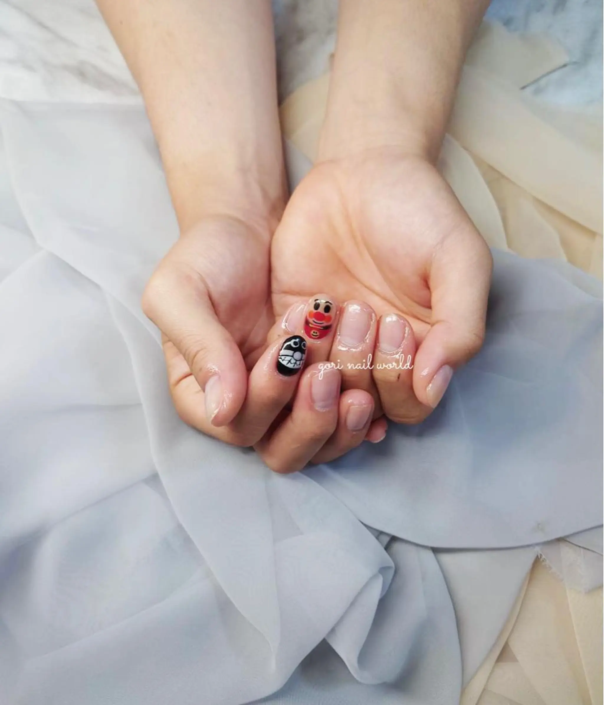 メンズ ネイル 赤色 ショートネイル 夏ネイル ハンドネイル 𝐠𝐨𝐫𝐢 𝐧𝐚𝐢𝐥のネイルデザイン