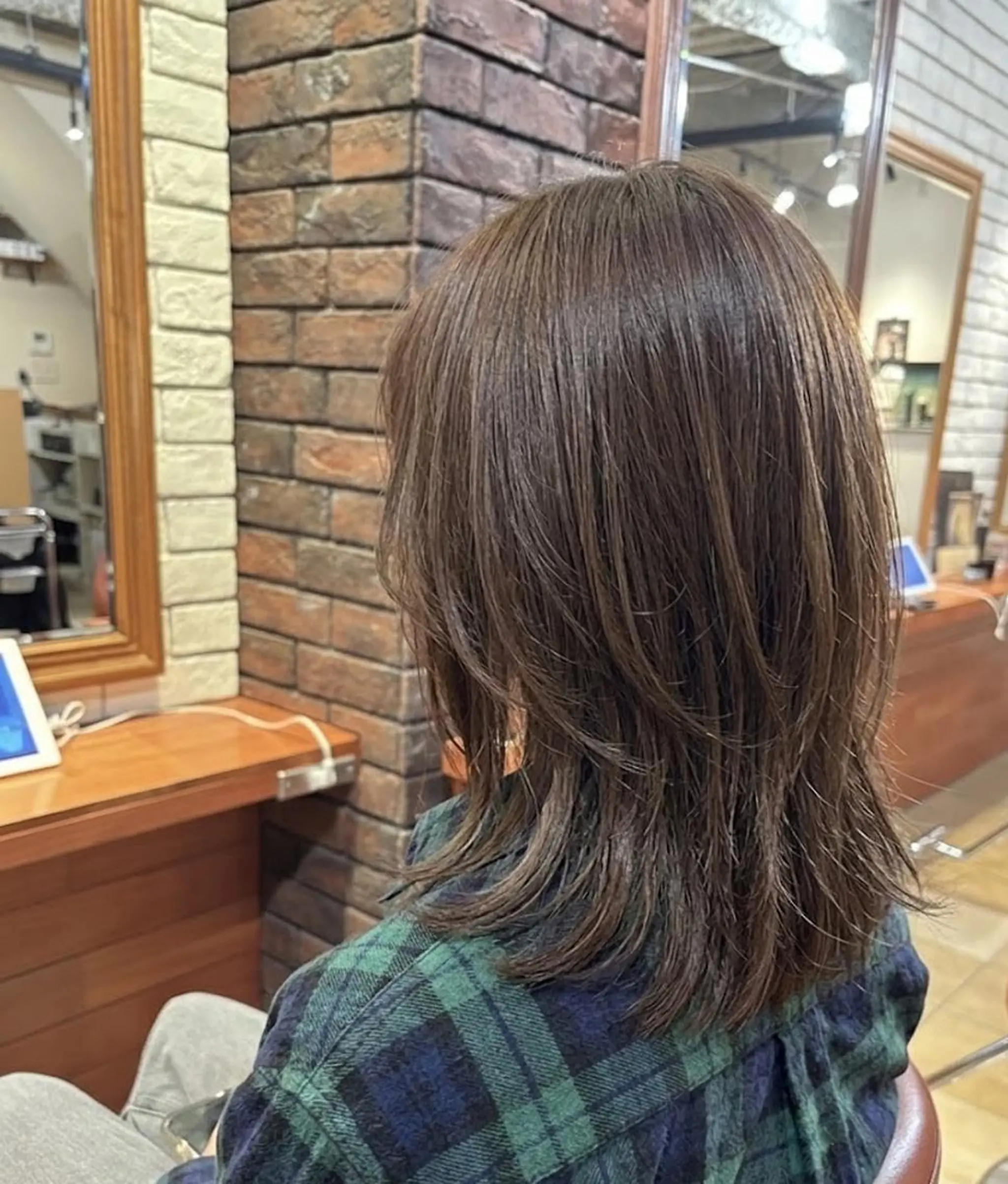 ミディアム アッシュ アッシュブラウン 顔周りカット レイヤーカット カット ヘアカラー トリートメント ヘッドスパ flencia 丸 和博|カットのヘアスタイル