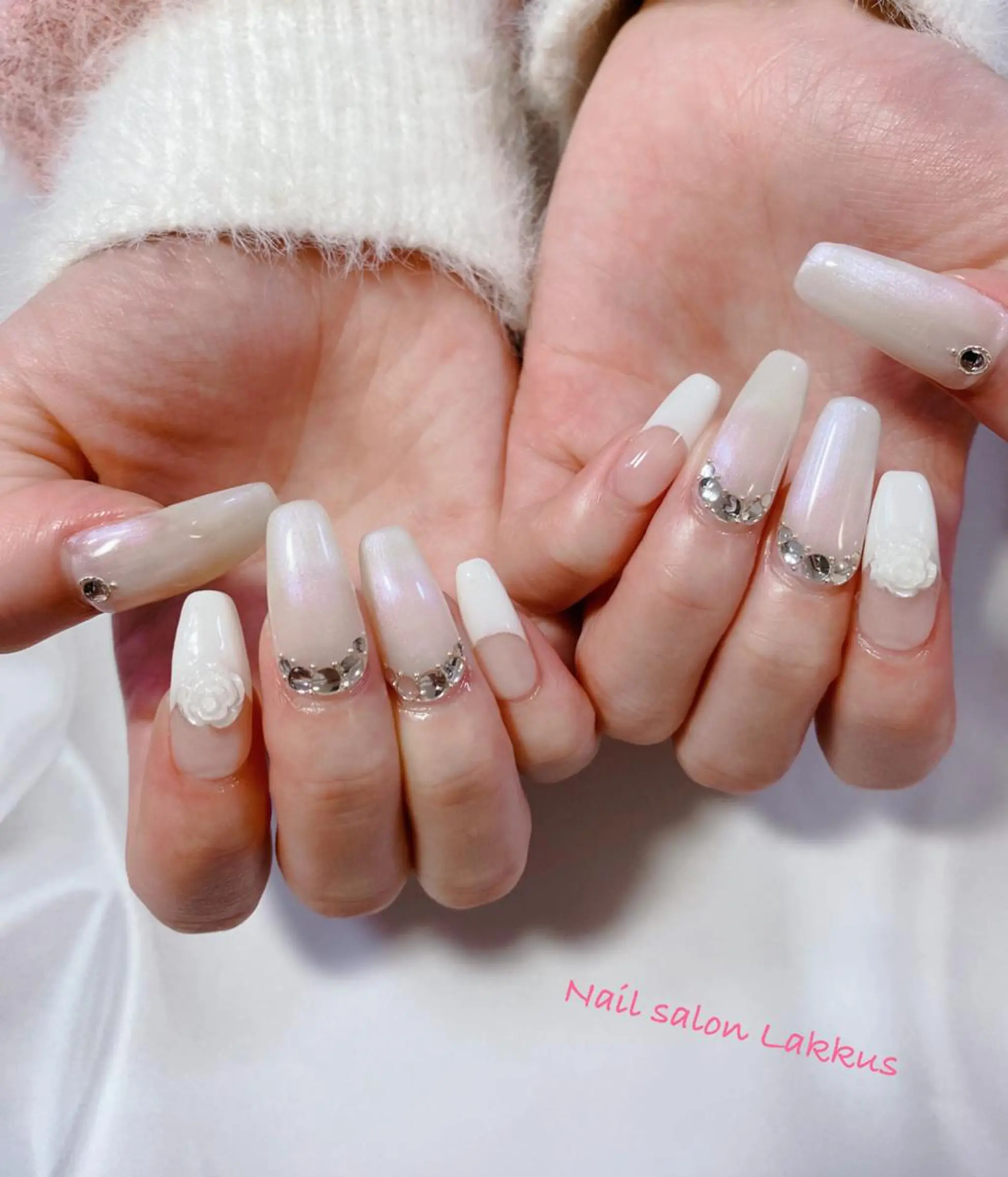 ネイル ホワイト Lakkus T－CHIのネイルデザイン