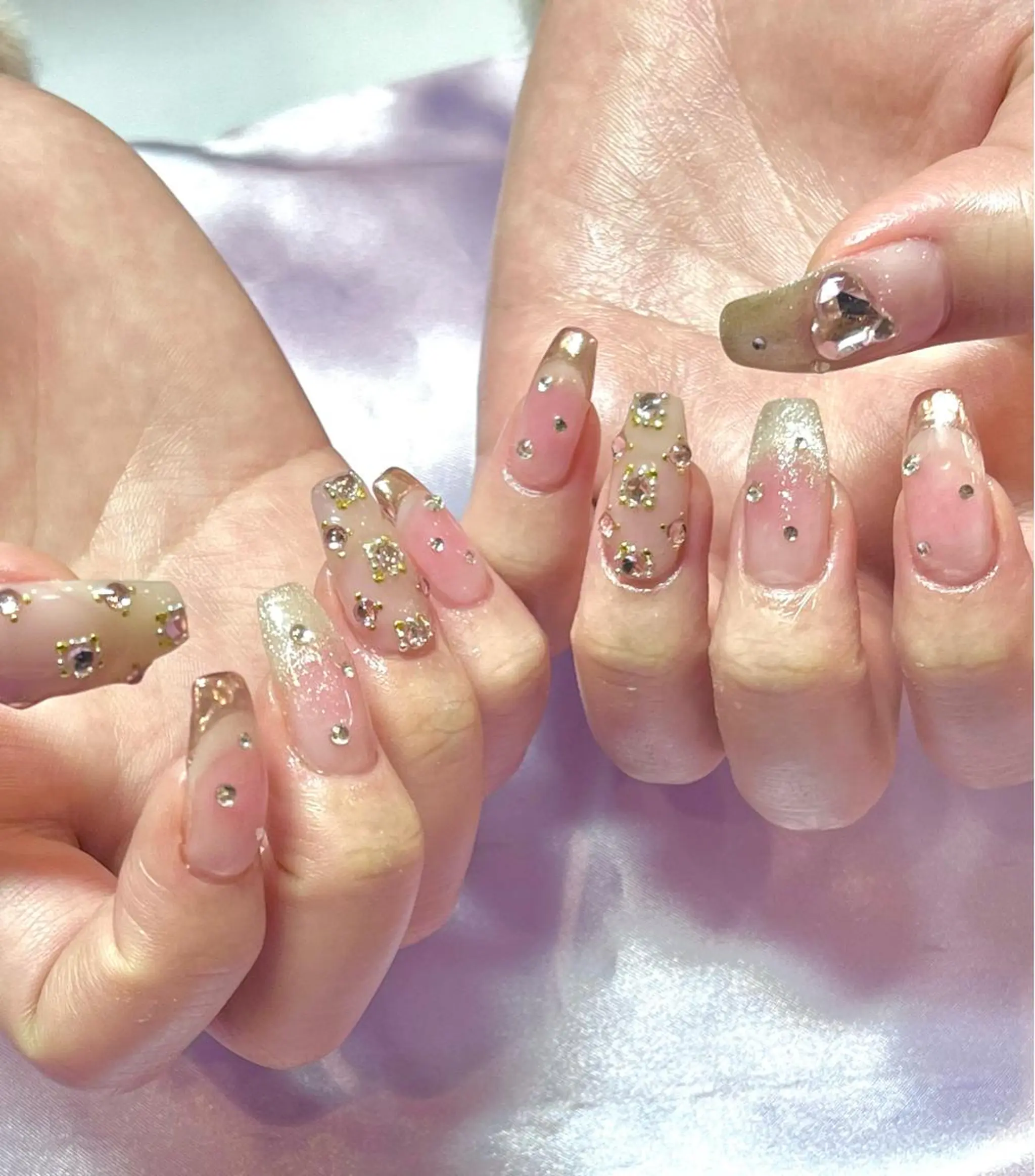 ネイル ゴールド ハート キラキラネイル 韓国ネイル ラメ(グリッター) ハンドネイル フットネイル para ☀︎ sol by BECK所属・Para Sol nail　Maoのネイルデザイン