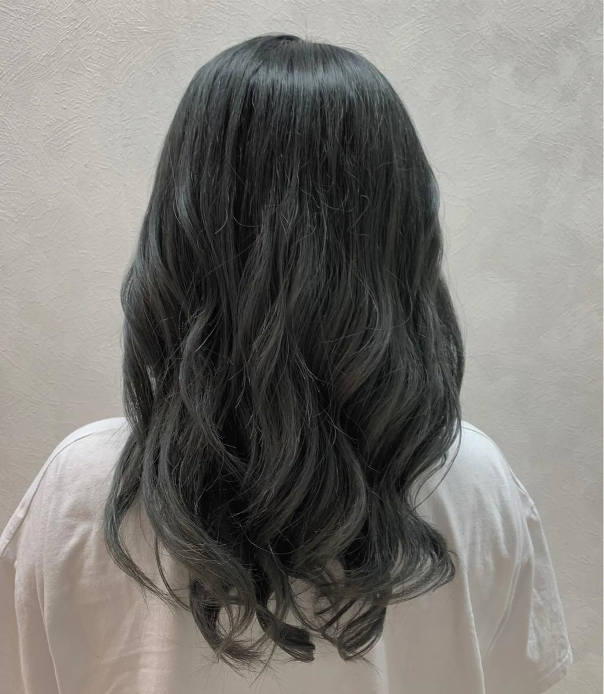 ロング カラー アッシュ ブリーチ 井上 花音のヘアスタイル