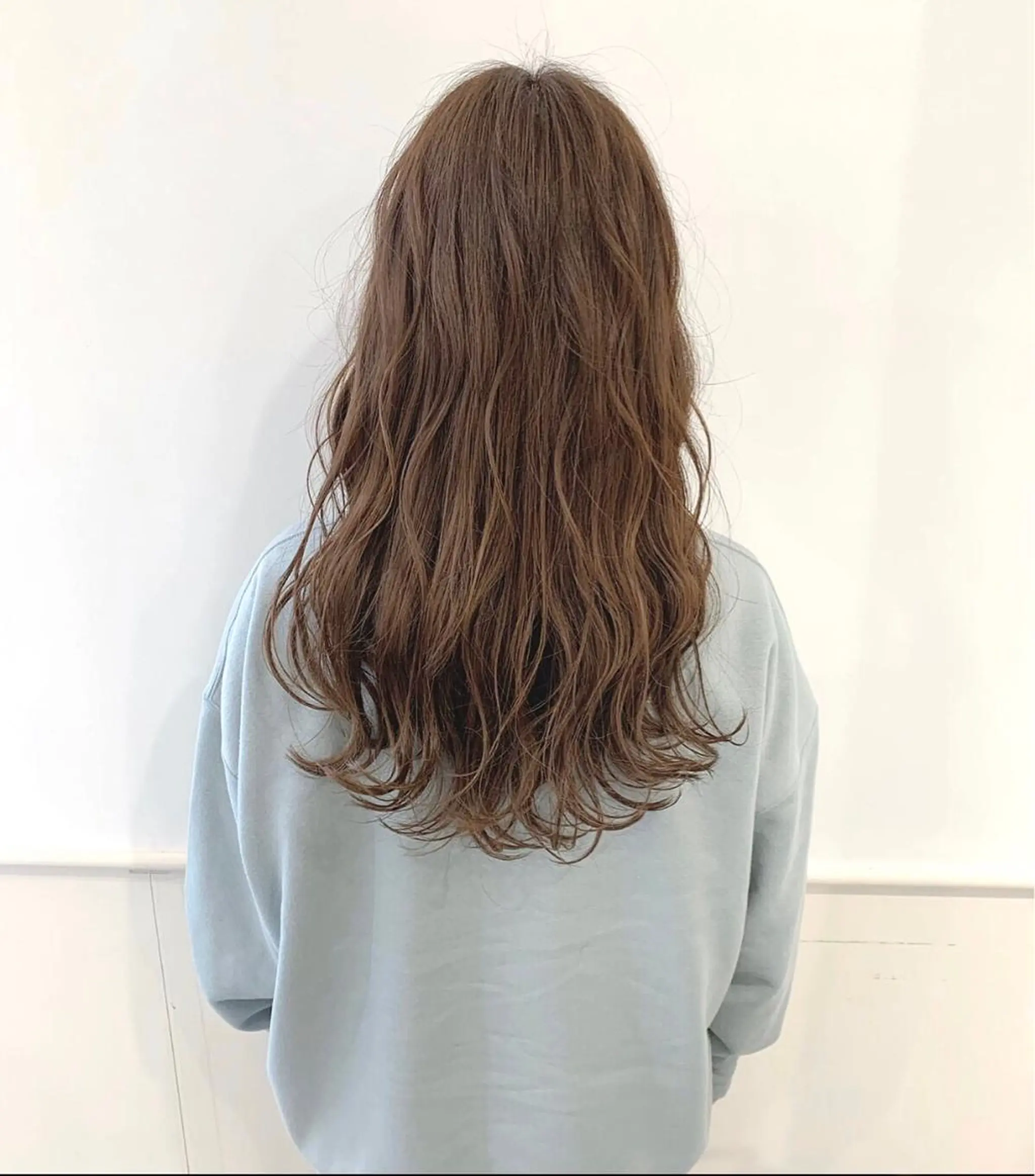ロング カラー アッシュ ベージュカラー ミルクティーベージュ ミルクティーアッシュ Sana/ 耳ツボ/インナーのヘアスタイル