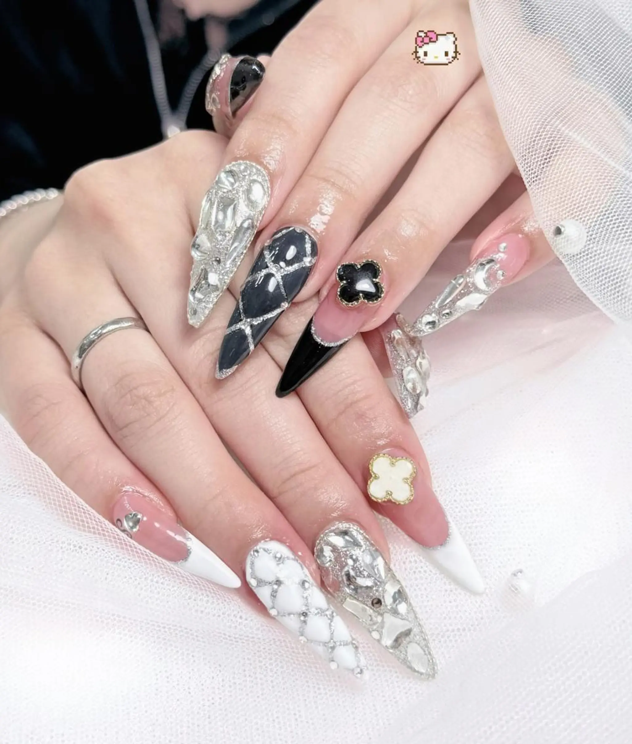 ロング カラー ベージュカラー グラデーションカラー ピンクカラー 韓国風ヘア ハンドネイル Bling Salonのネイルデザイン