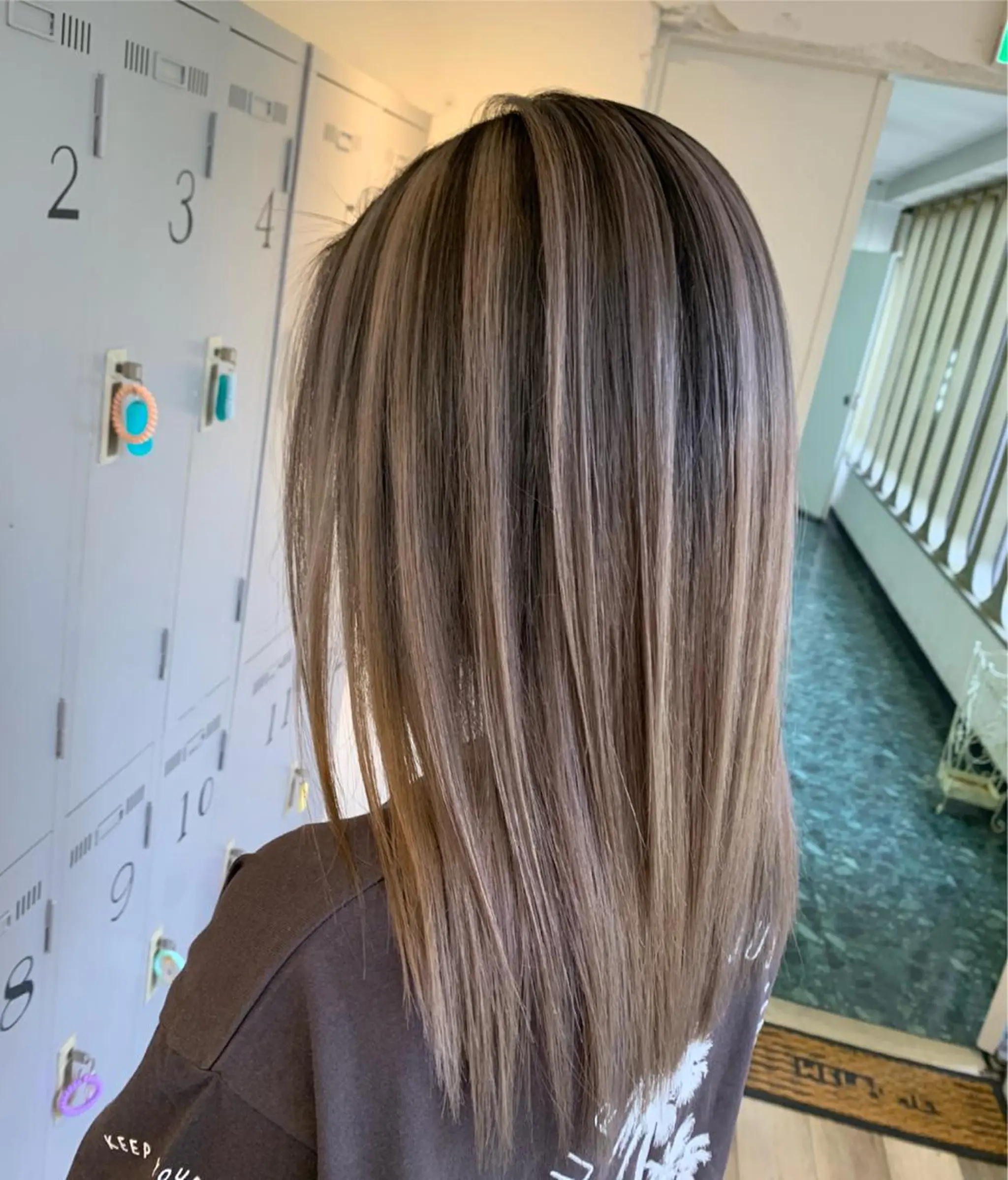 セミロング カラー ブリーチ特化／ハイト ーン／ホワイトカラーのヘアスタイル