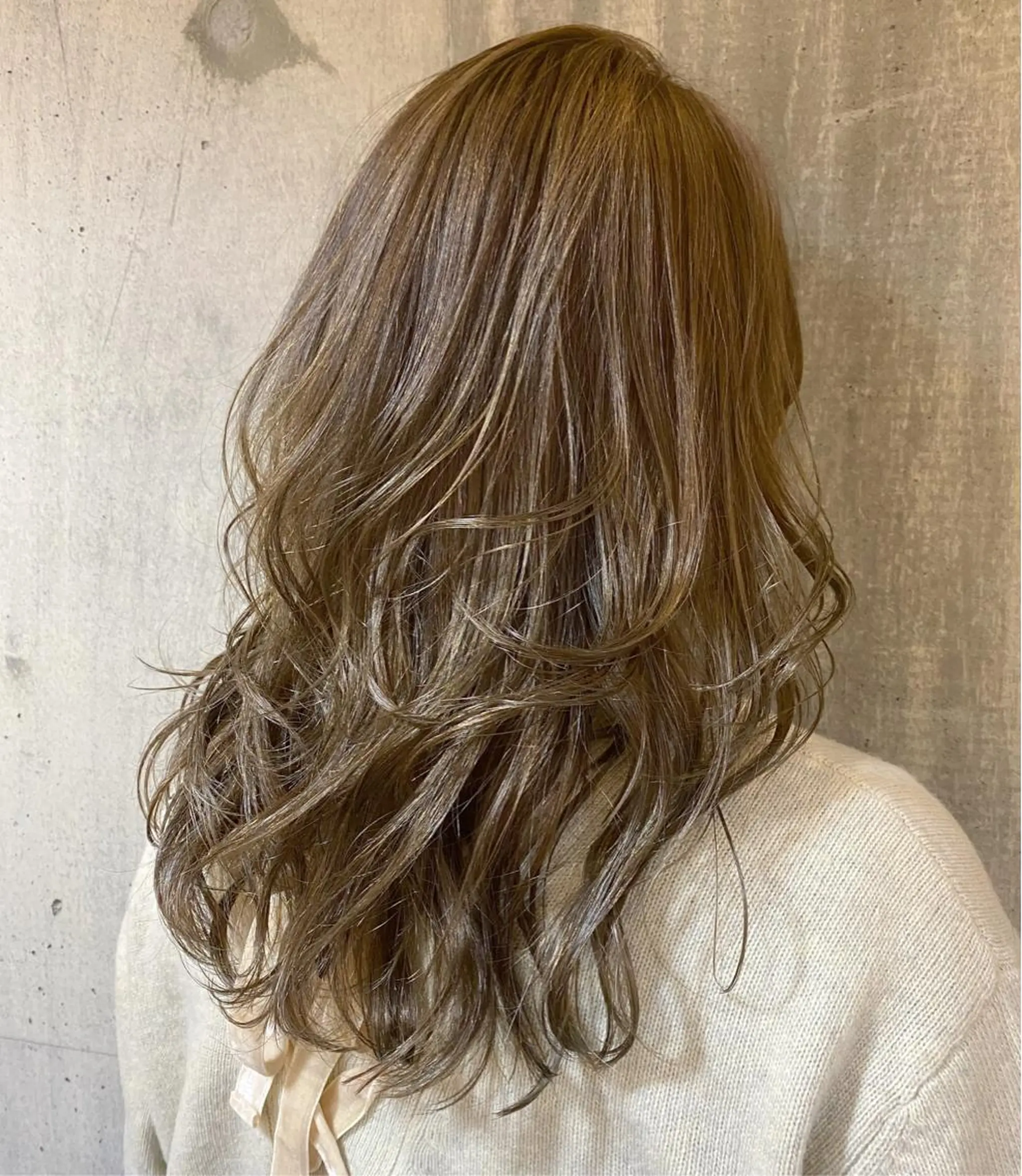 ロング カラー ベージュカラー ブリーチ オリーブベージュ カット ヘアカラー レイヤーカット/ 根本瑠実のヘアスタイル