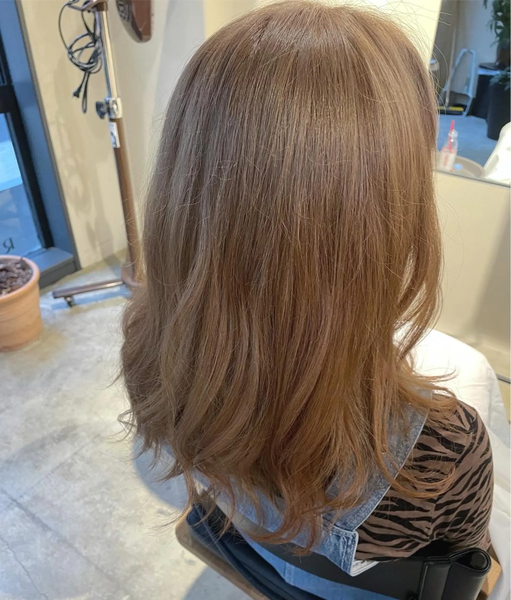 セミロング カラー ベージュカラー ブリーチ ケアブリーチ ダブルカラー シルバー RHAIRSALON 西山梓のヘアスタイル