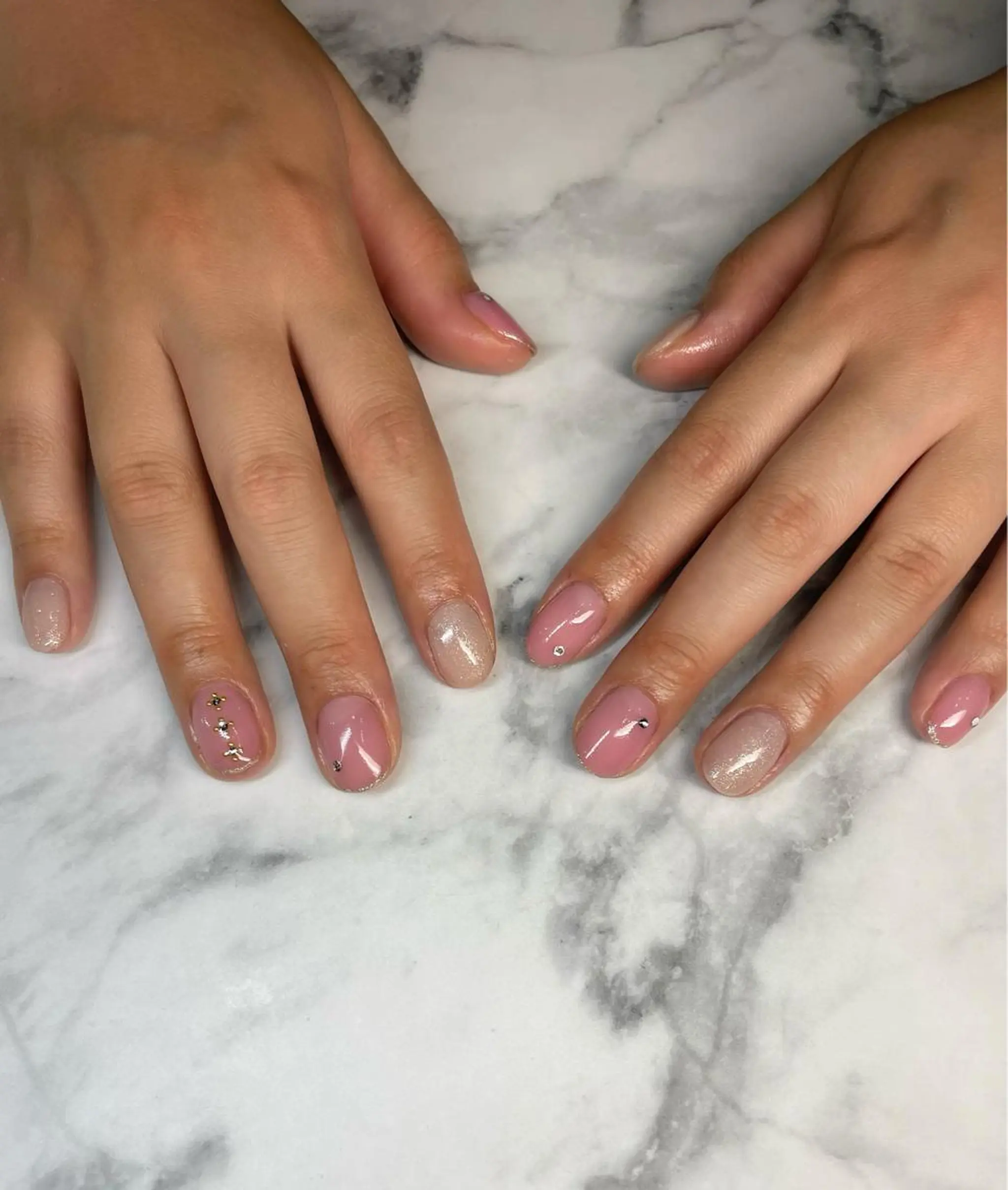 ネイル キラキラネイル ラメ(グリッター) オフィスネイル ストーンネイル with hues所属・with hues AYAのネイルデザイン