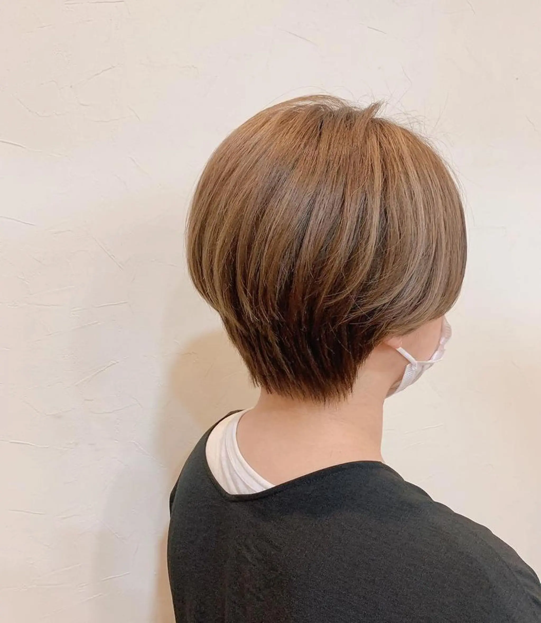 ショート カラー カット 麻生 真子のヘアスタイル