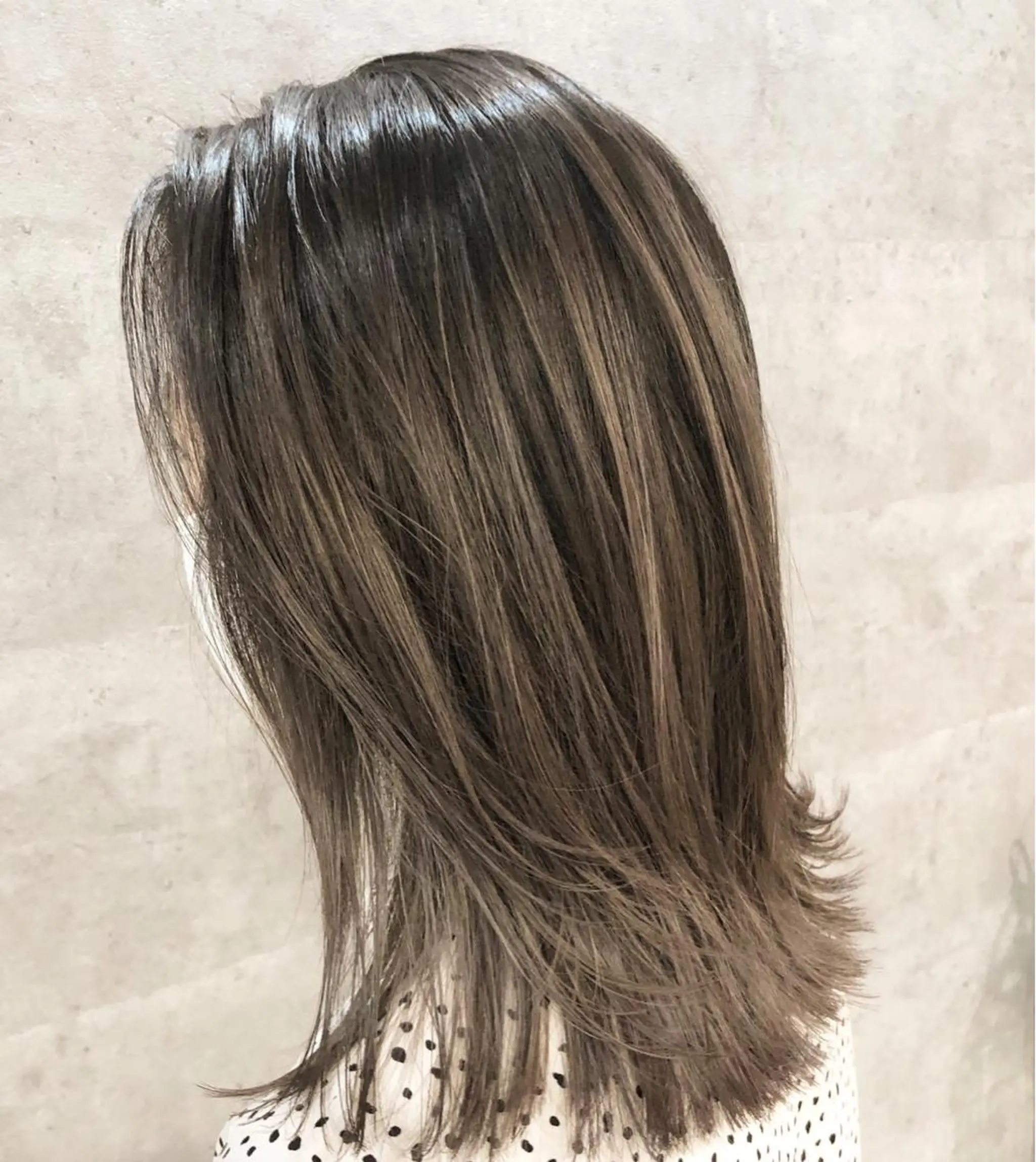 セミロング カラー アディクシーカラー アッシュ バレイヤージュ ベージュカラー ブリーチ 髪質改善で 憧れの潤艶美髪にのヘアスタイル