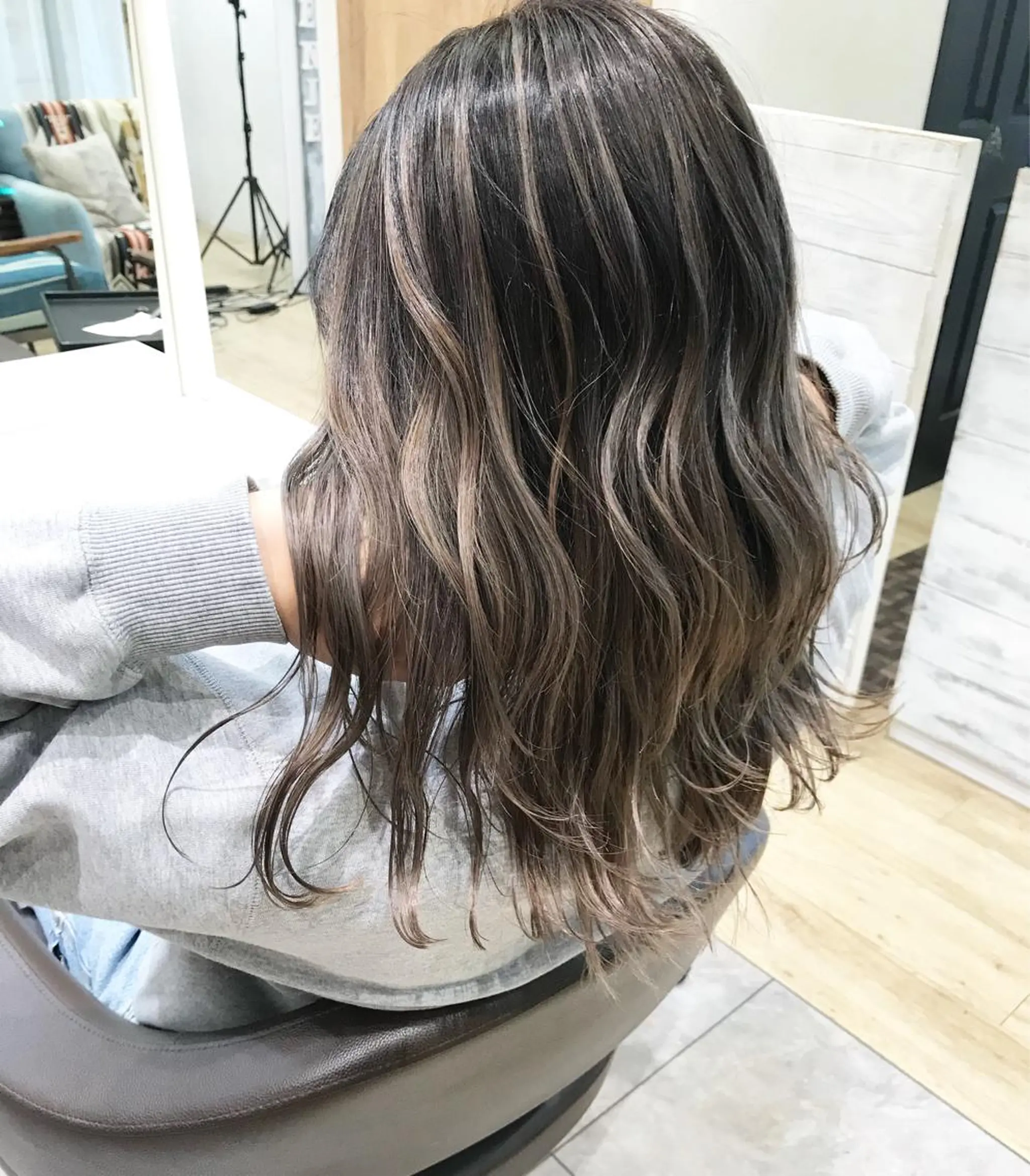 ミディアム カラー バレイヤージュ レイヤーカット ヘアカラー トリートメント ブリーチカラーレイヤ ーカット🦋annaのヘアスタイル