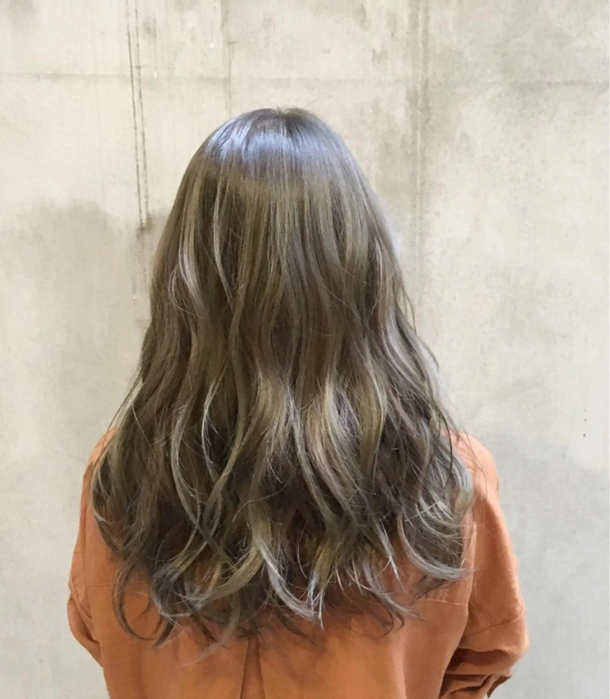 セミロング カラー アッシュ 沖 宜志のヘアスタイル