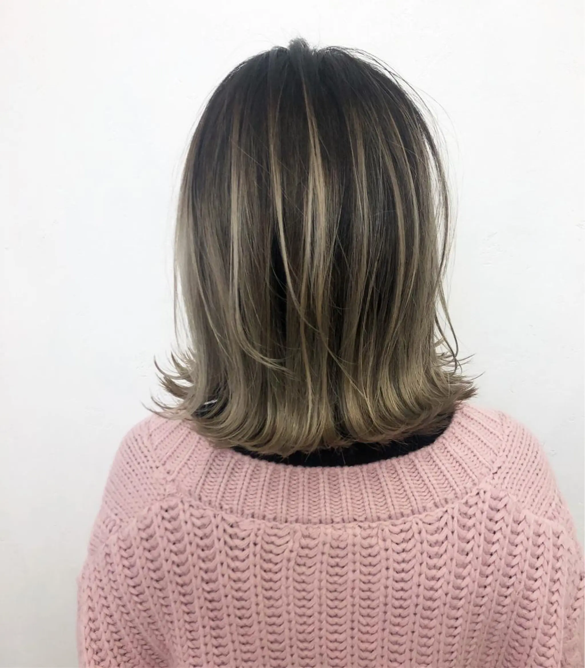 ミディアム レイヤーカット ヘアカラー トリートメント ブリーチカラーレイヤ ーカット🦋annaのヘアスタイル