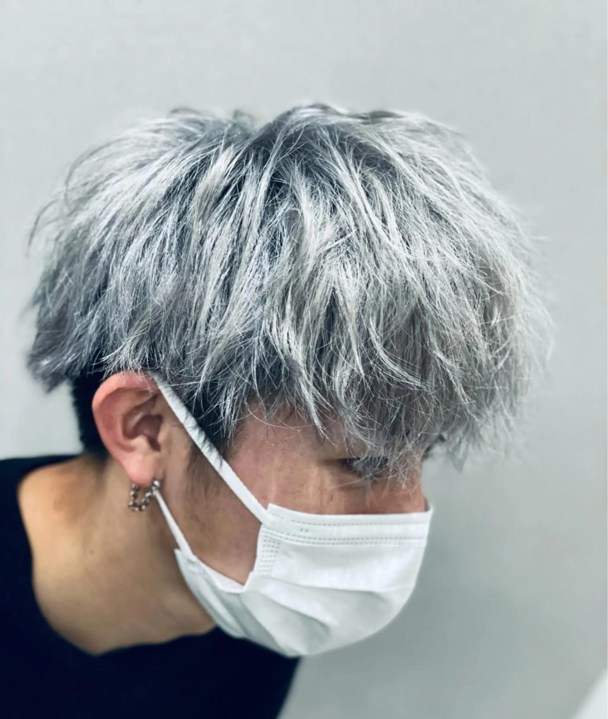 ショート カラー メンズ メンズブリーチ ブリーチ シルバー カット ヘアカラー トリートメント 岡本 沙帆のヘアスタイル