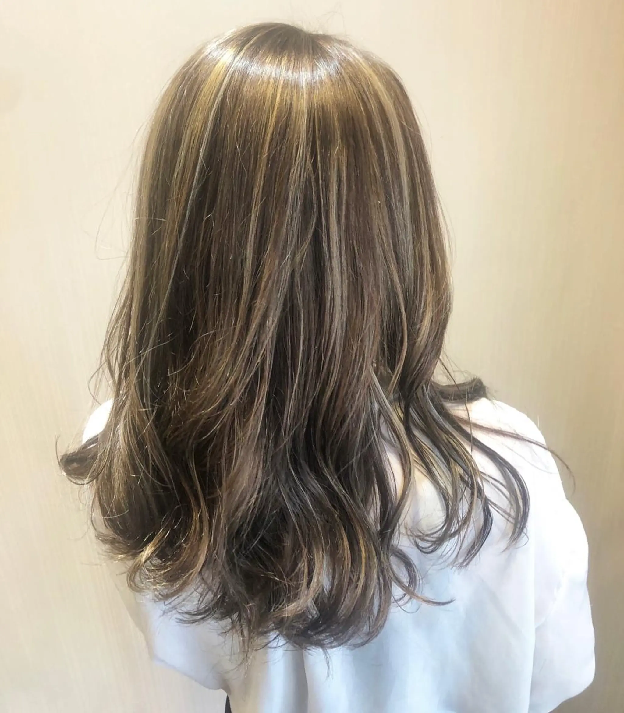 セミロング カラー 透明感カラー ハイライトカラー ハイライト ヘアカラー 新井 友菜のヘアスタイル