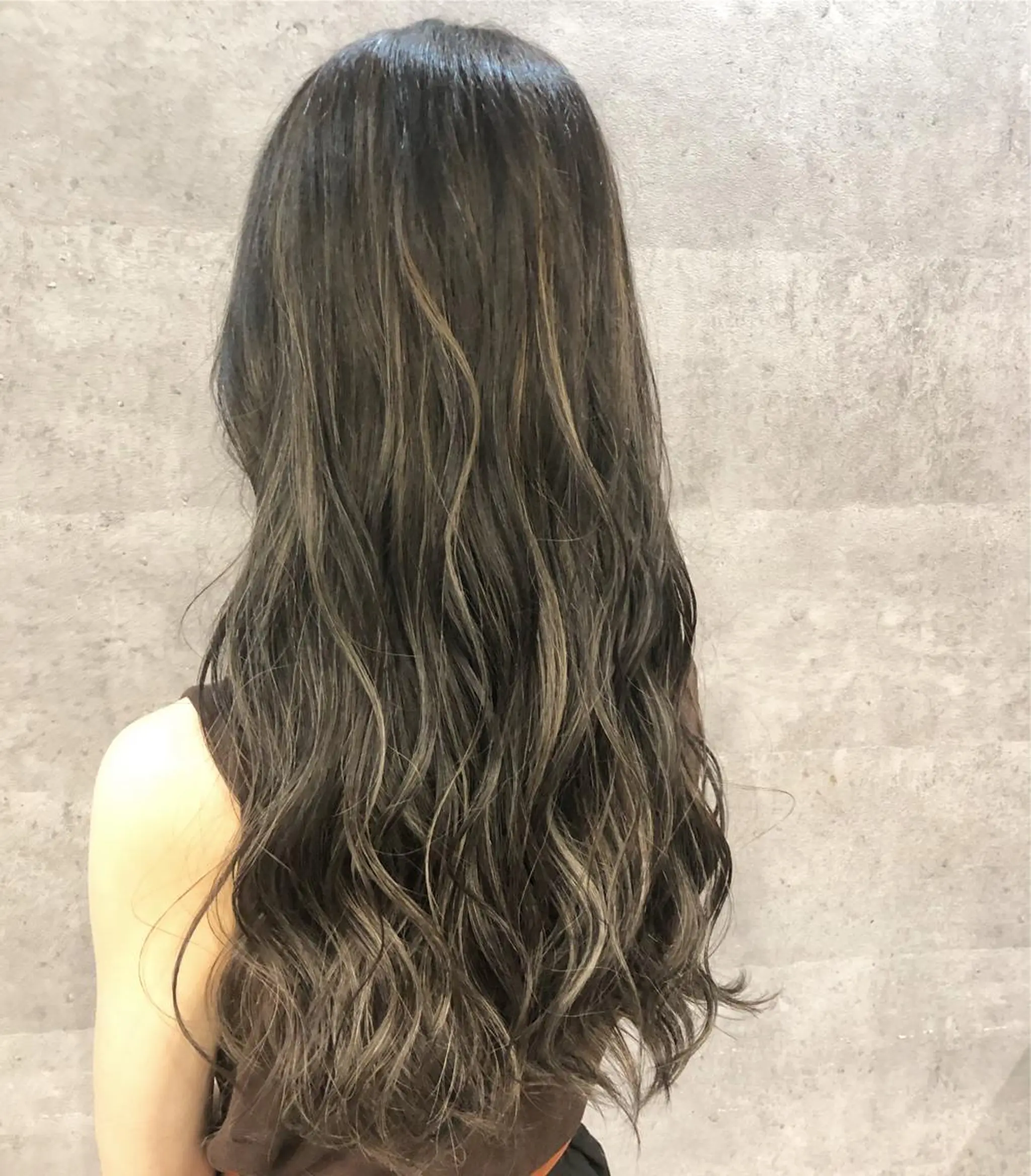 ロング カラー アッシュ ベージュカラー ハイライトカラー ハイライト 髪質改善で 憧れの潤艶美髪にのヘアスタイル