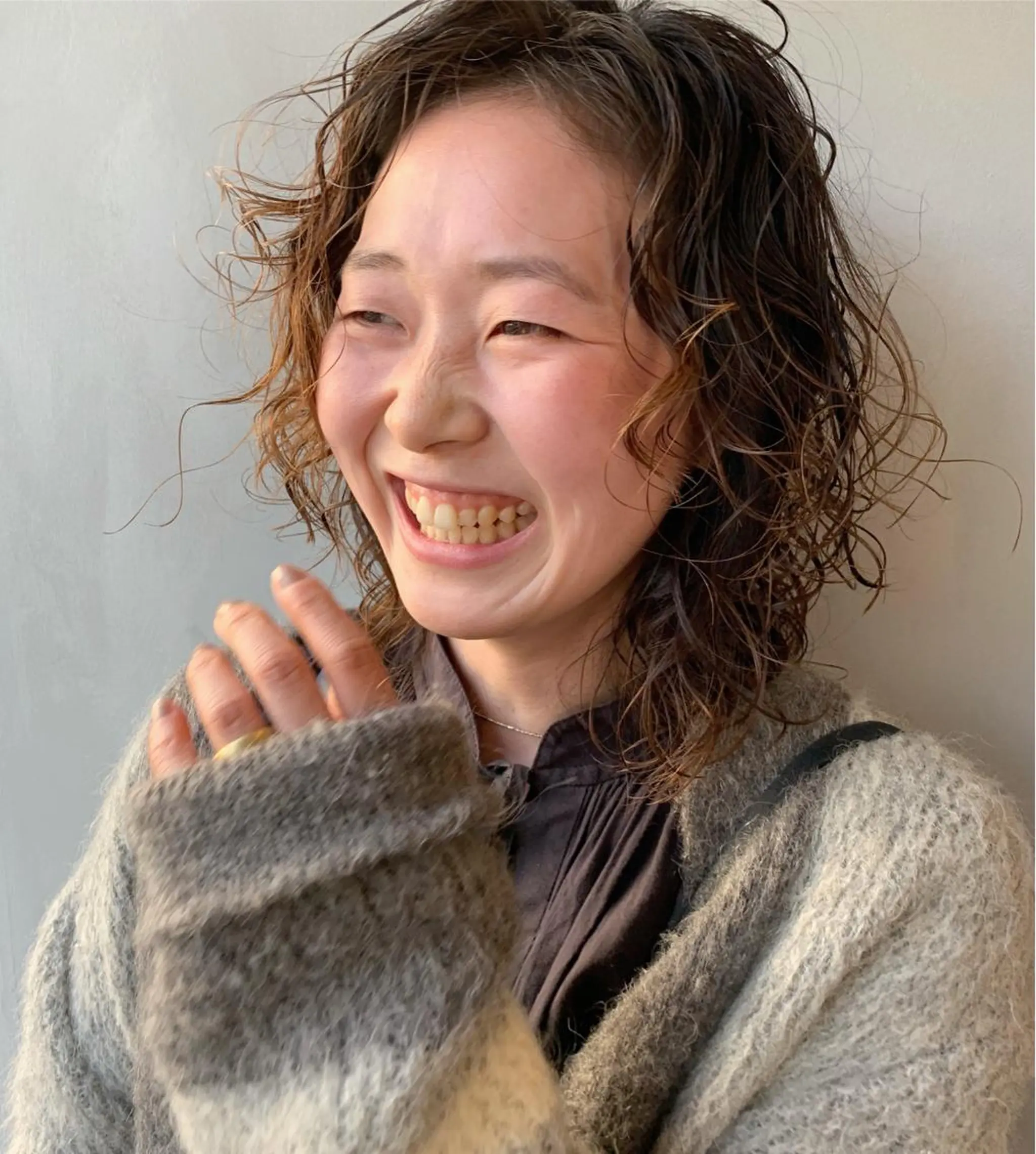 ミディアム カラー パーマ 切りっぱなしボブ ミディアムパーマ ボブ くせ毛 レイヤーカット Spiel KOMOのヘアスタイル