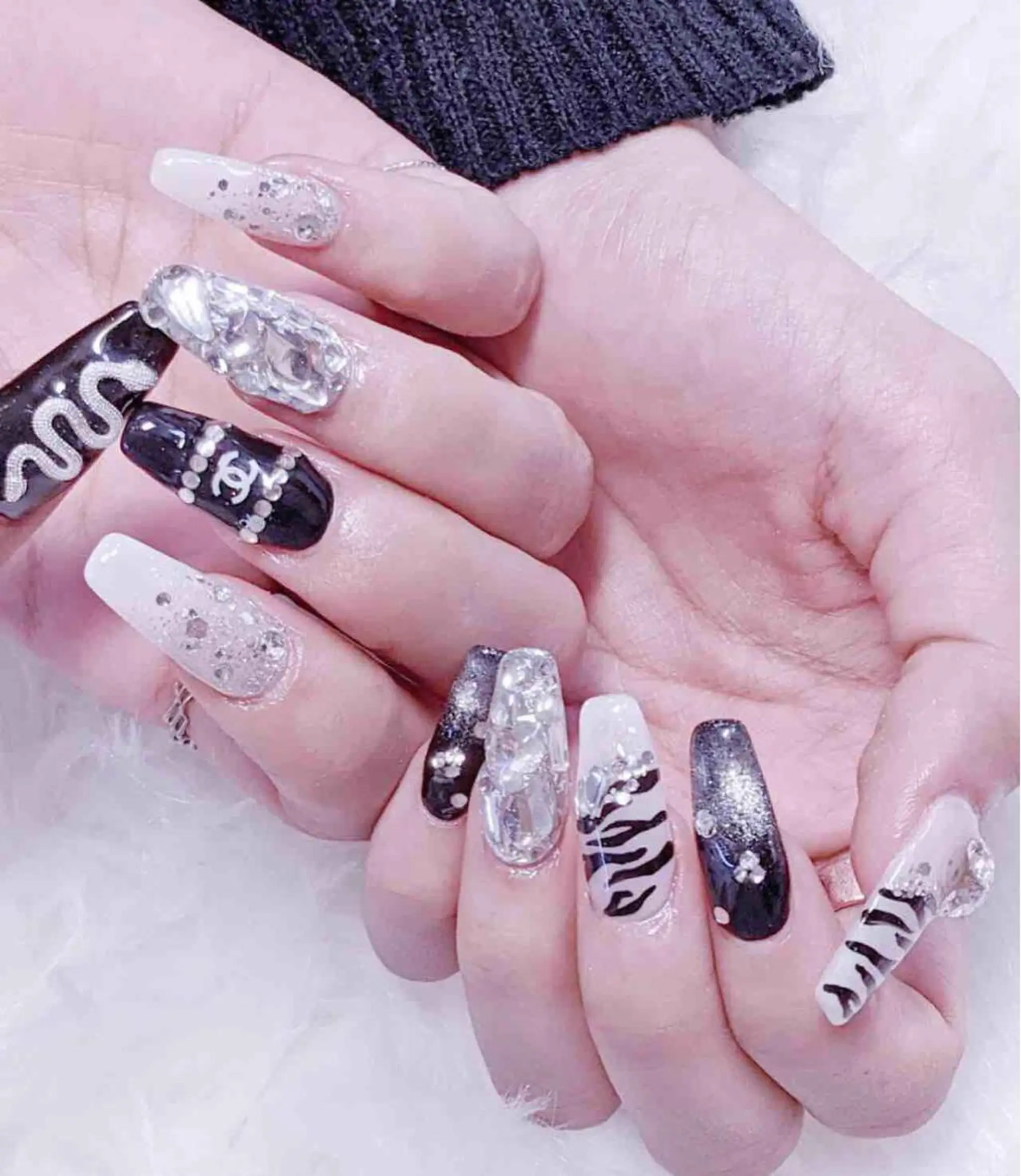 ネイル ハンドネイル MoonNail ユリ🌸のネイルデザイン