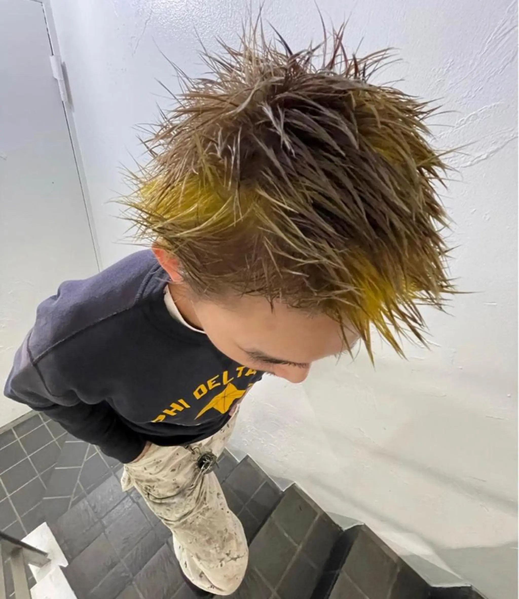 ショート カラー パーマ メンズ メンズバレイヤージュ メンズブリーチ センターパート フェードカット メンズハイライト スパイラルパーマ 🌐hina⭐️のヘアスタイル