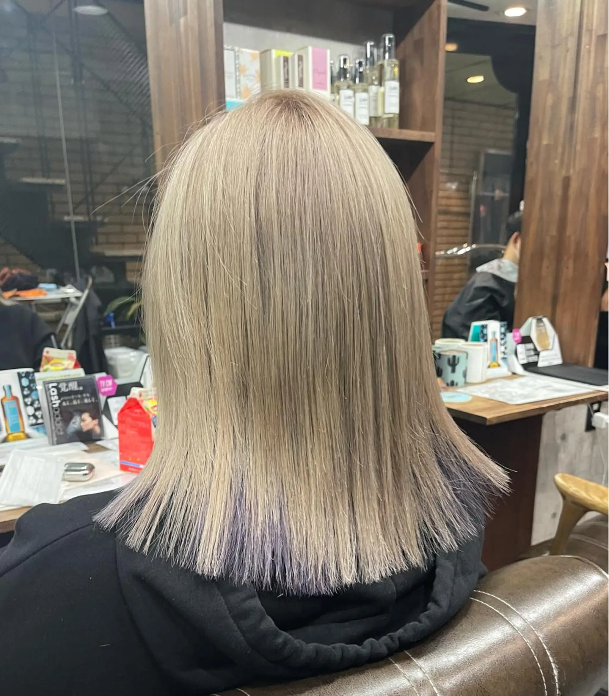 ミディアム カラー インナーカラー ブリーチ縮毛矯正 LAFFYuiのヘアスタイル