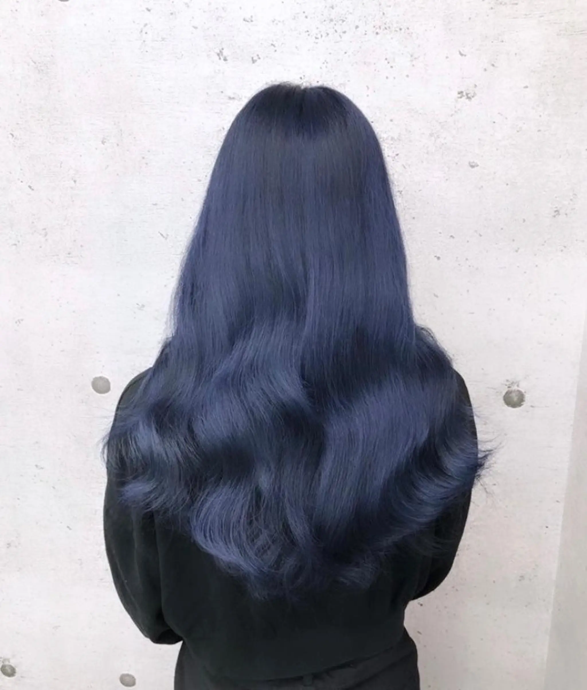 ロング カラー ブリーチ ブルーカラー ケアブリーチ ネイビーカラー サキ🤍ハイトーン 🩰くびれ巻きヘアのヘアスタイル