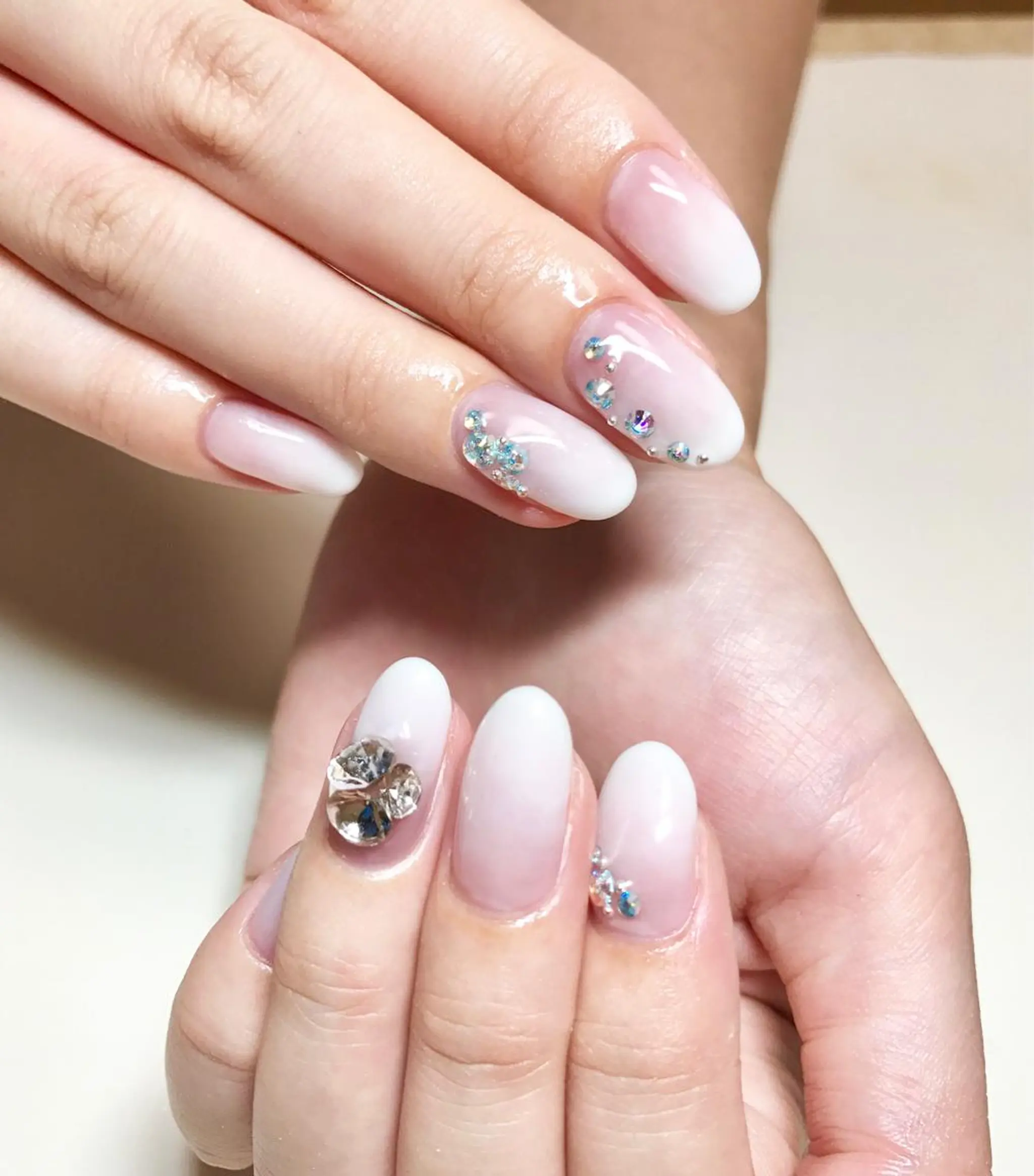 ネイル グラデーション シンプルネイル ストーンネイル 'mm  (ミリ) ＭＡＮＡＭＩのネイルデザイン