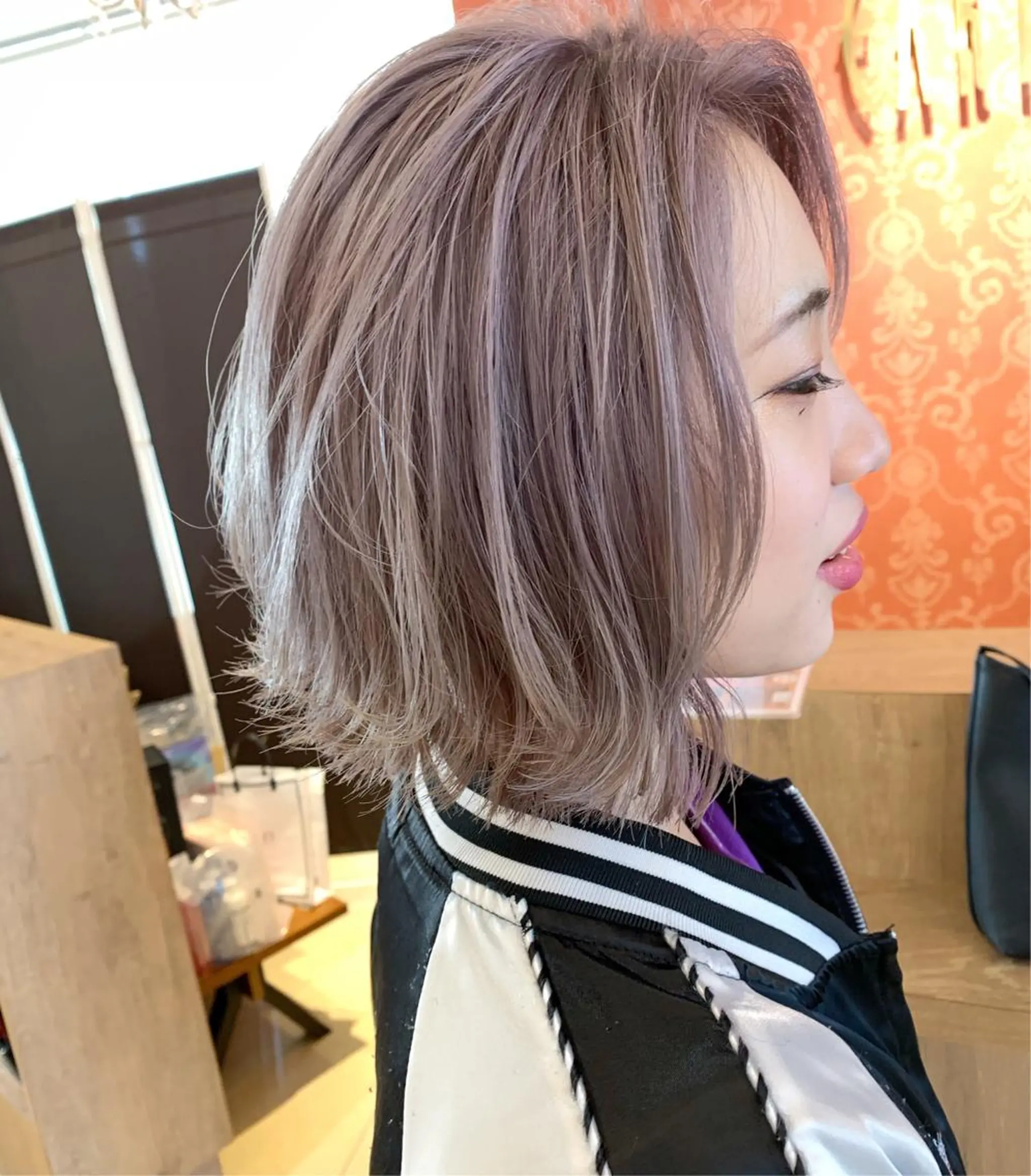 ミディアム カット ヘアカラー ブリーチ/ハイトーン SERINAのヘアスタイル