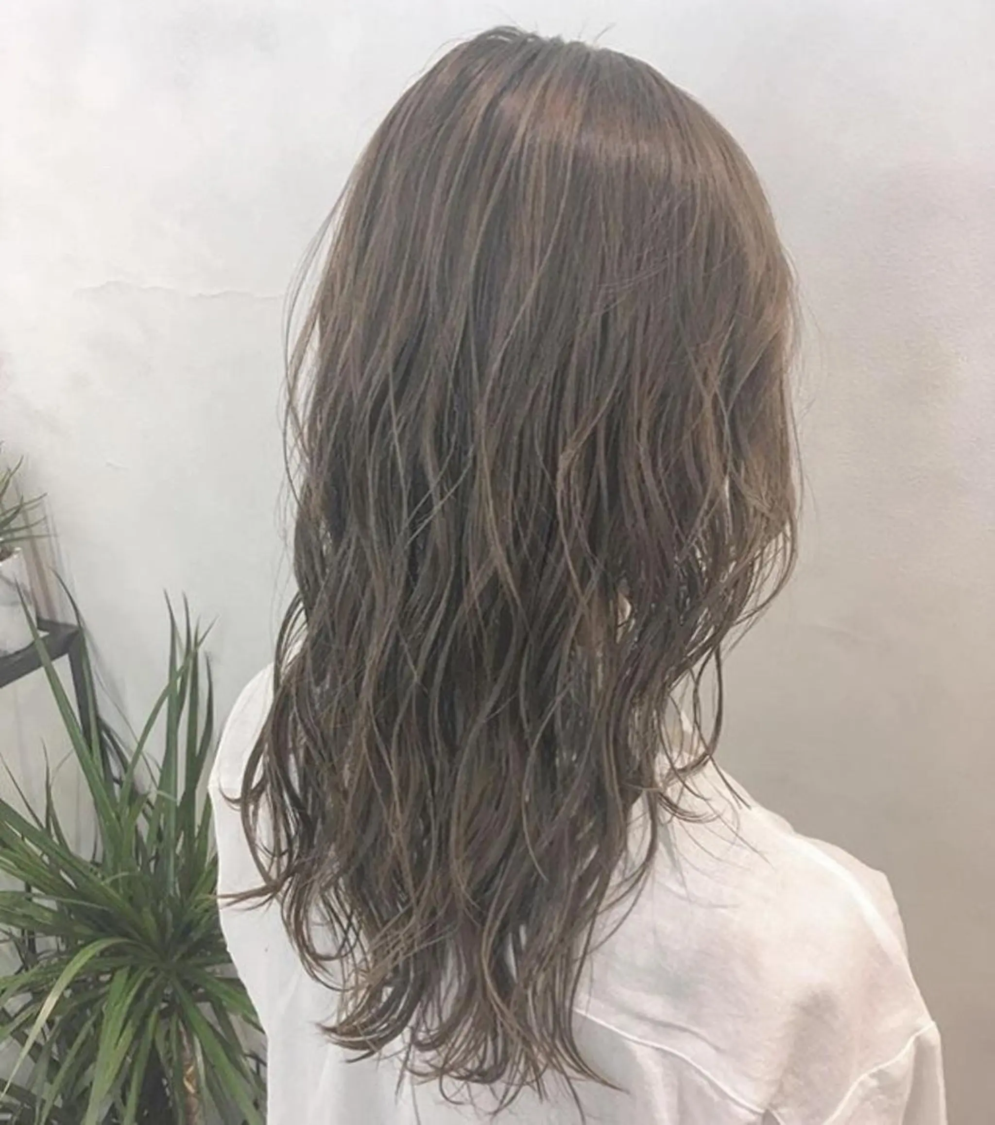 セミロング カラー ヘアアレンジ アッシュ ベージュカラー ブリーチ 透明感カラー ブリーチなしカラー エグチ アキラのヘアスタイル