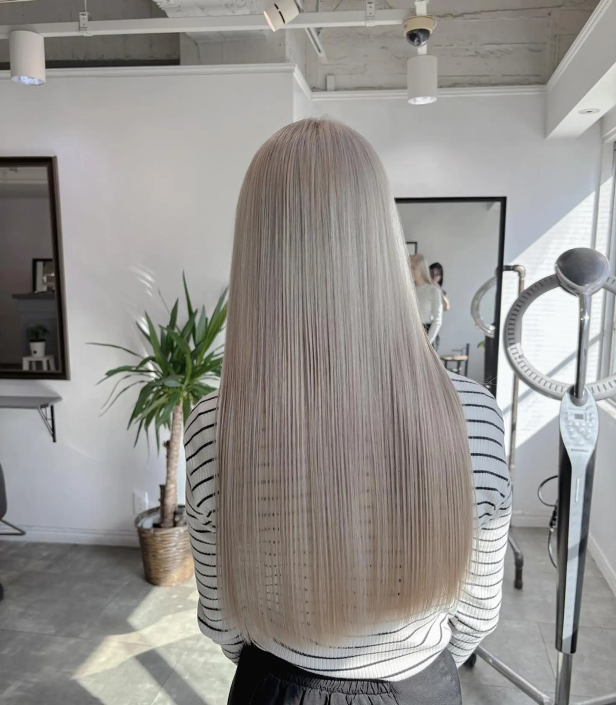 ロング カラー ショートボブ バレイヤージュ ベージュカラー 黒髪 ブリーチ カット ヘアカラー ili 梅田のヘアスタイル