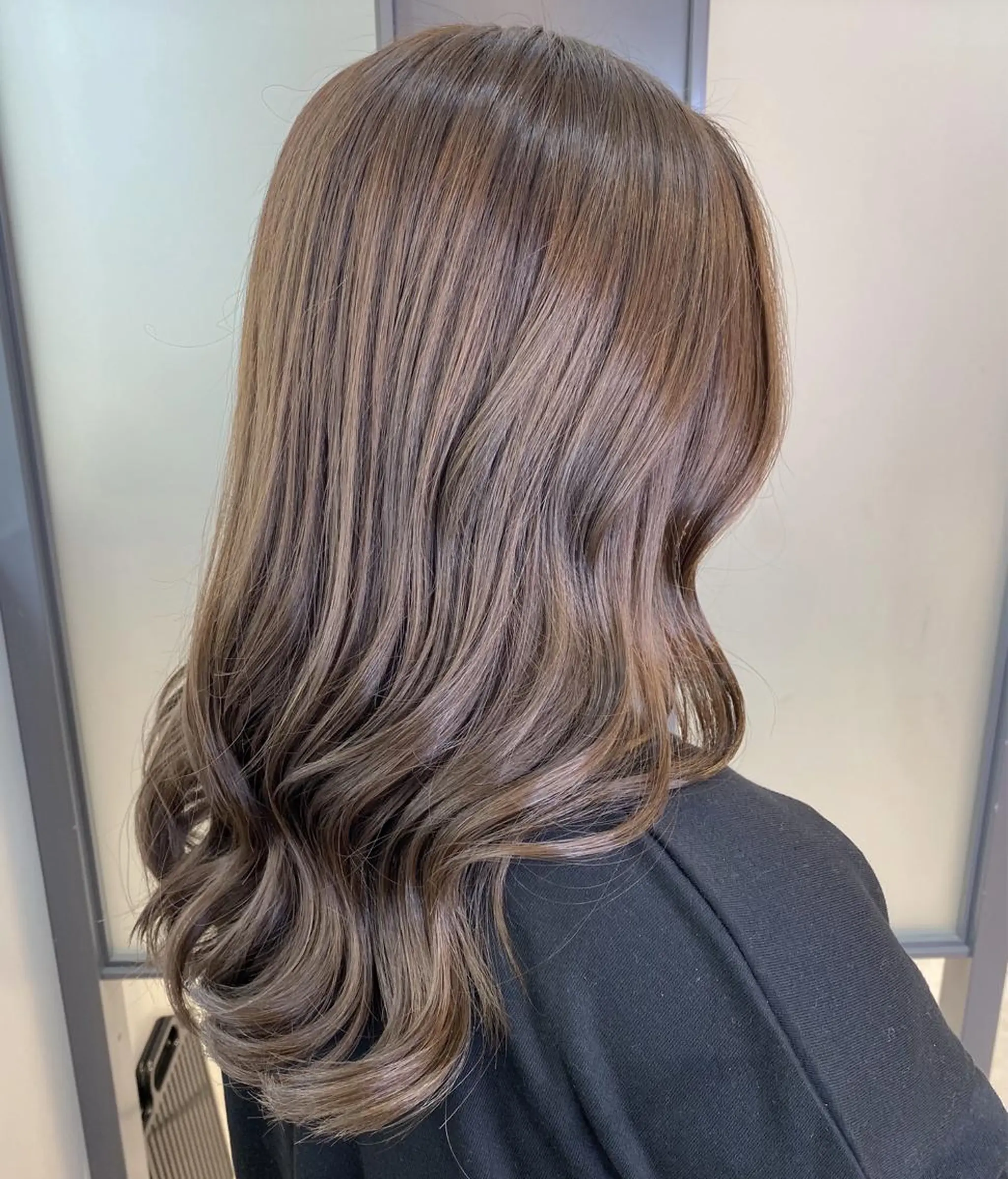 セミロング カラー グレージュ 【透明感、艶髪】西村 有司のヘアスタイル