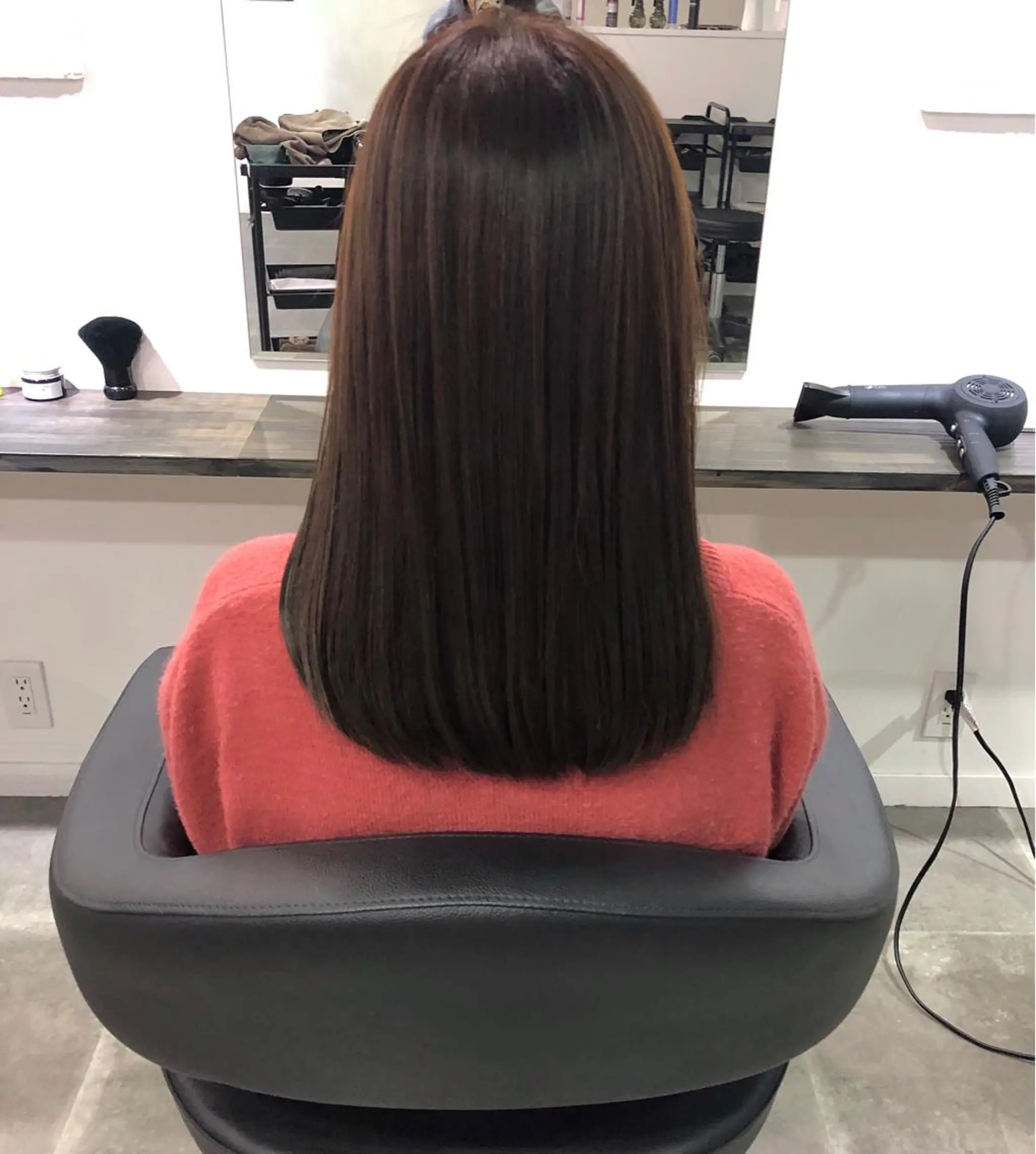 ミディアム カット 縮毛矯正 切りっぱなしボブ／ 暖色カラー／なつみのヘアスタイル