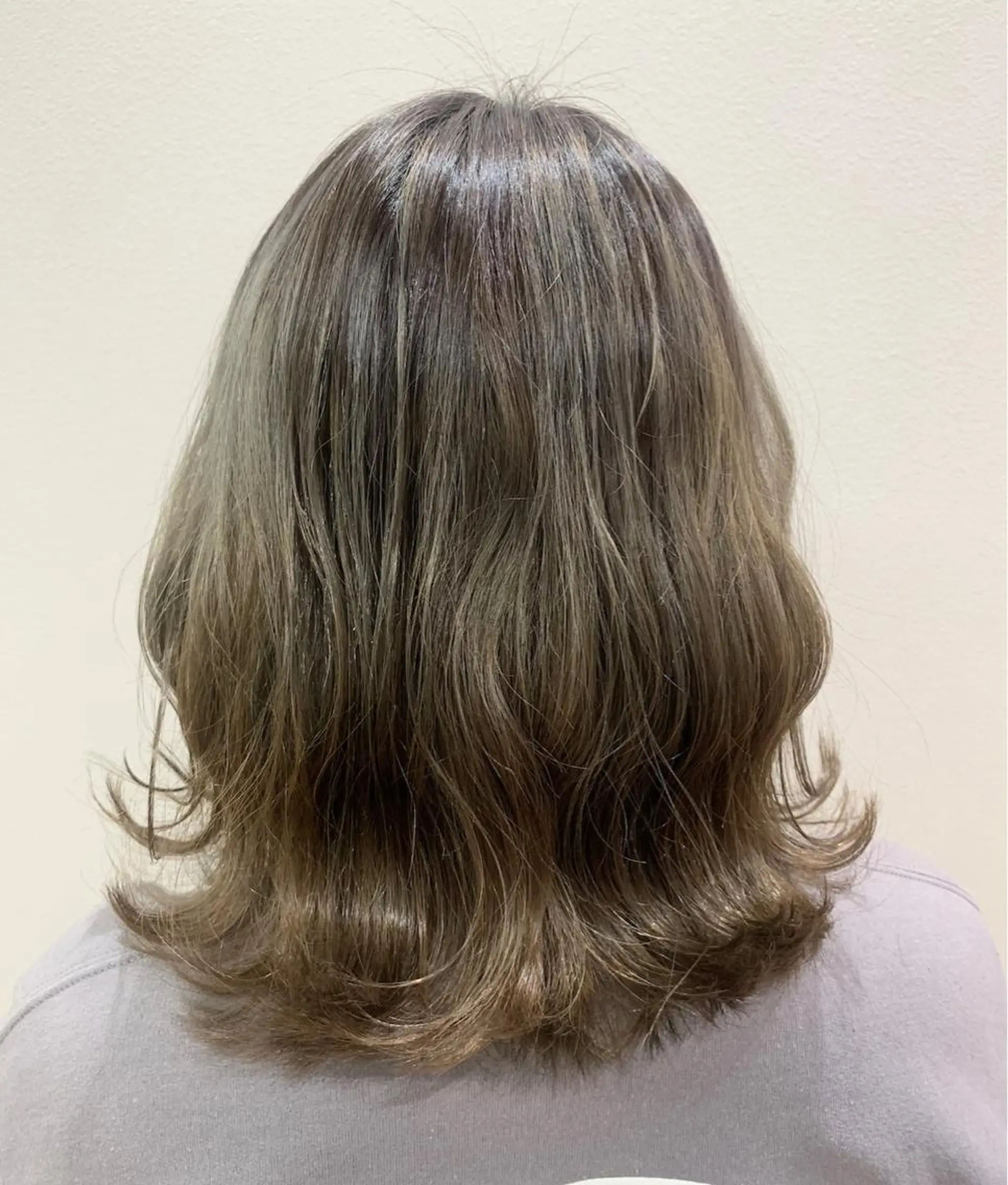 ミディアム カラー バレイヤージュ ブリーチ グレージュ レイヤーカット 佐々木 有彩のヘアスタイル