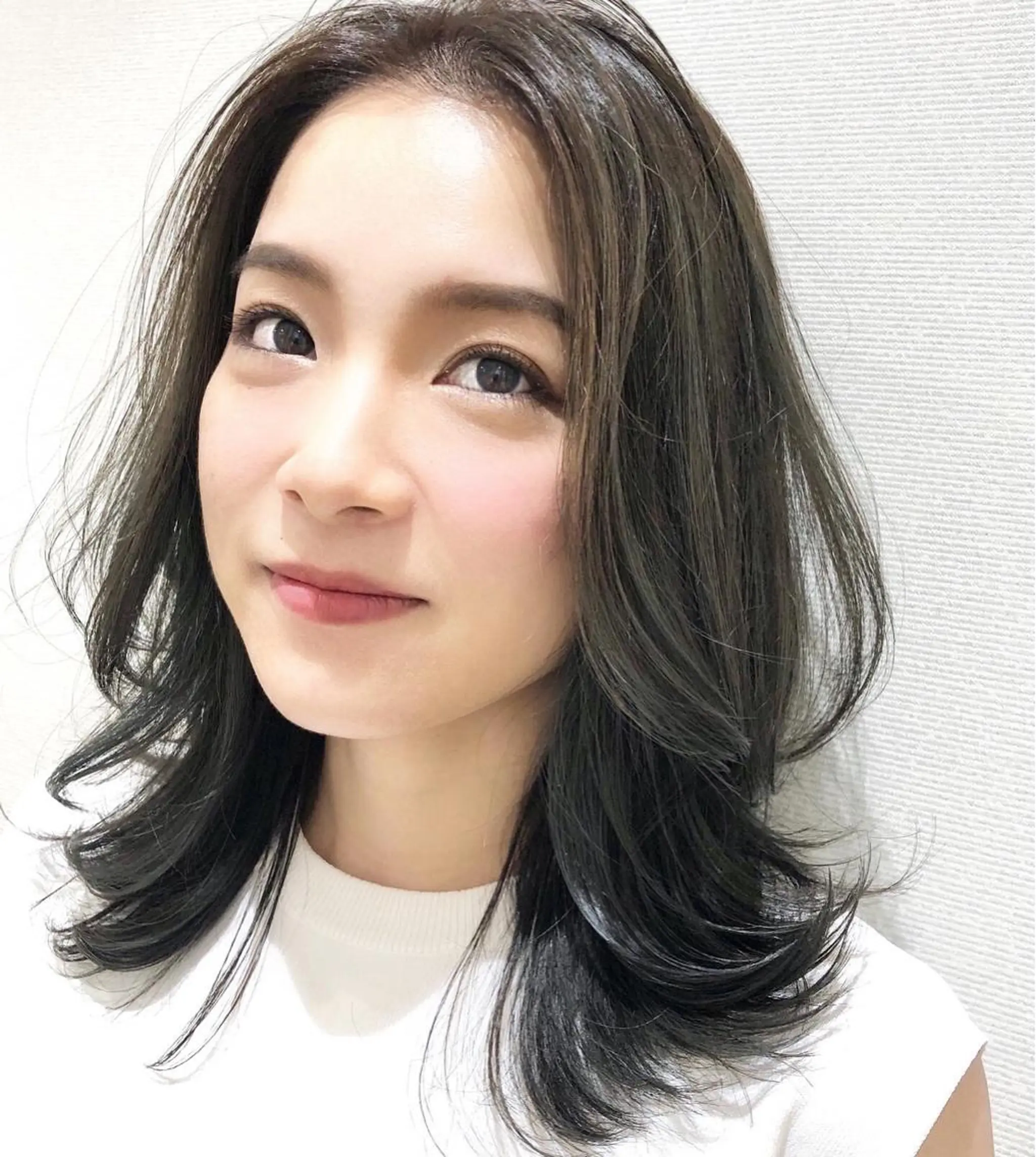 ミディアム レイヤーカット 外ハネヘア カット ヘアカラー 【髮質改善特化】 lic吉祥寺のヘアスタイル