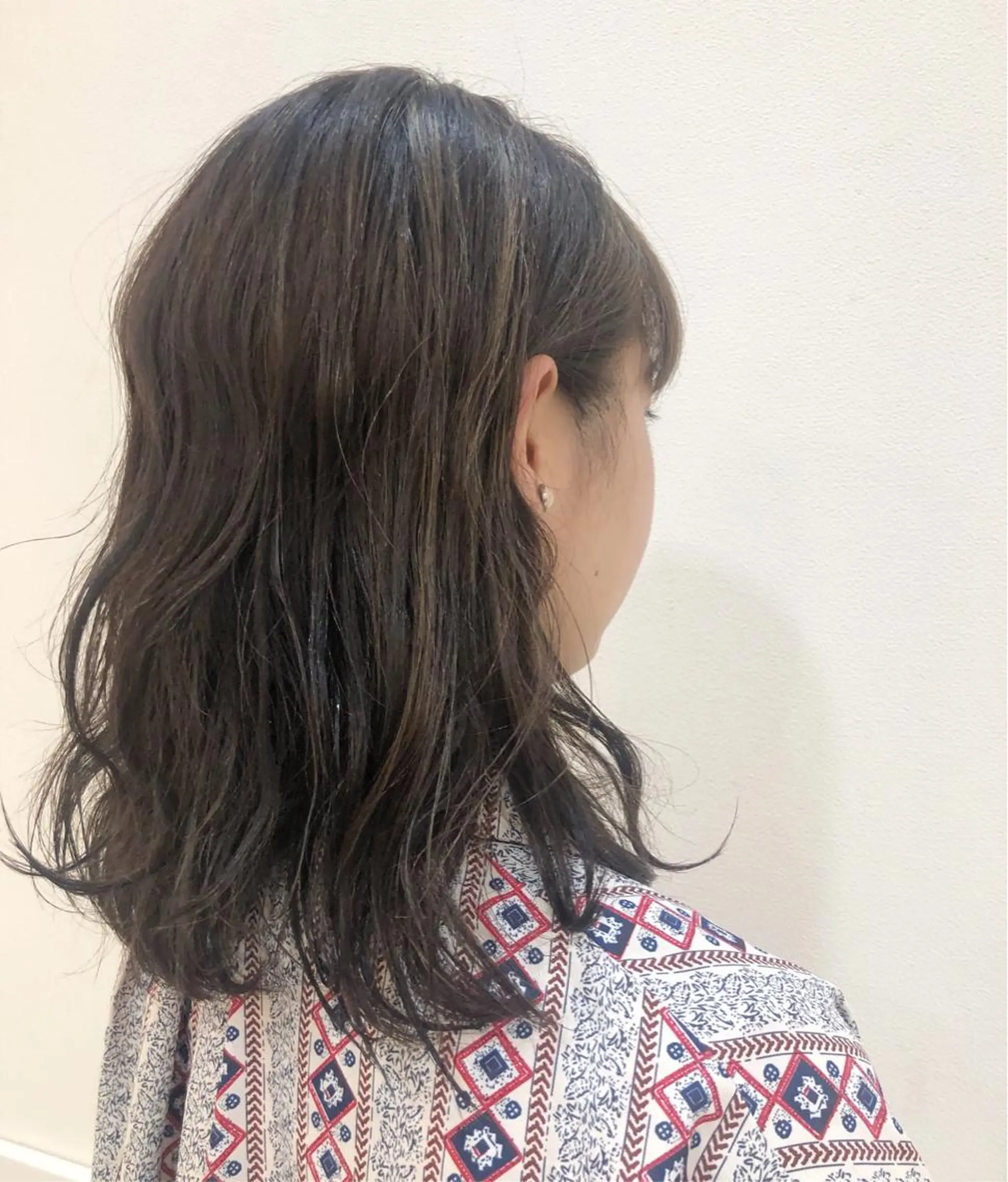 ミディアム カラー パーマ 内田温子大人女性 ハイライト、ボブのヘアスタイル