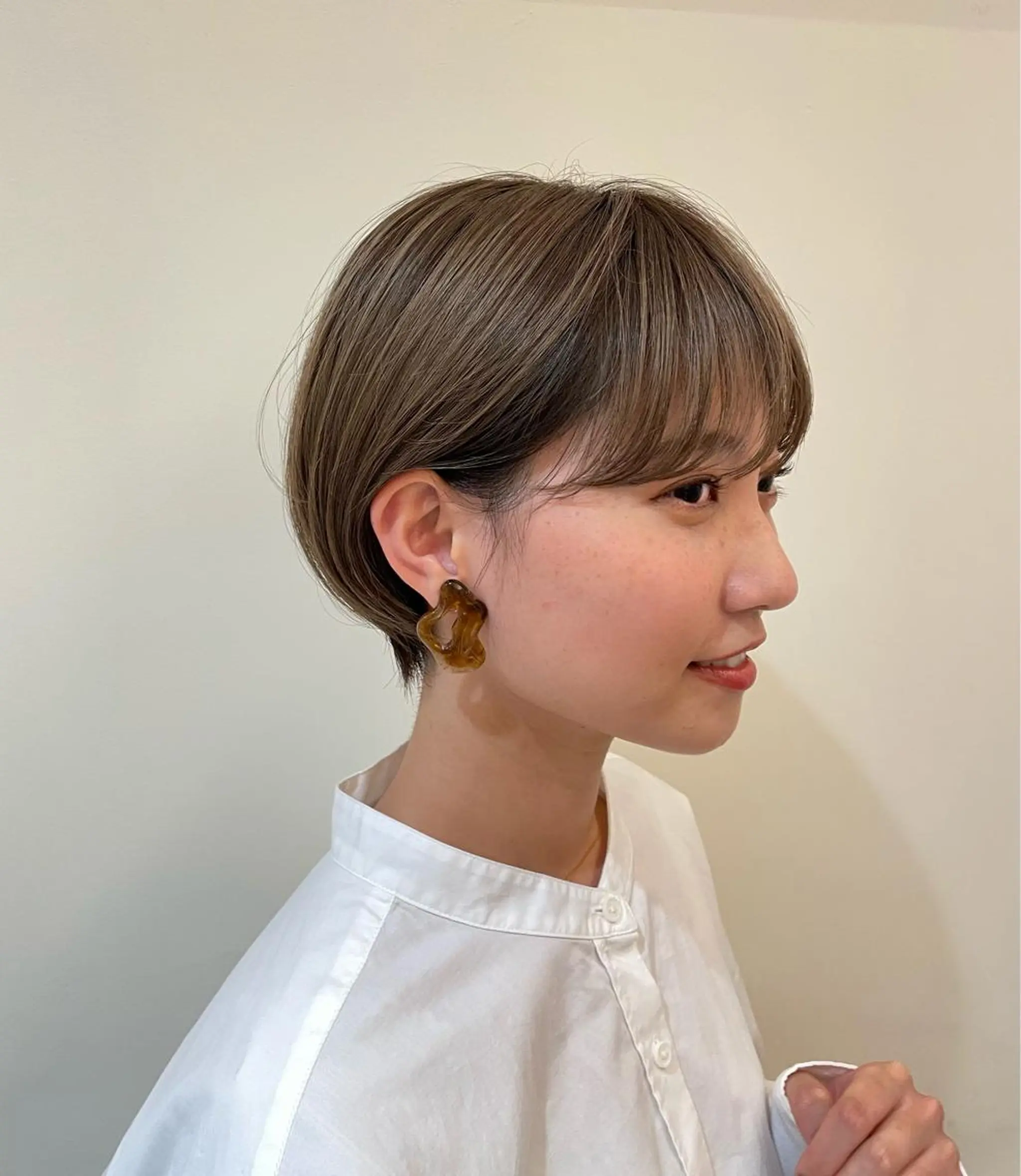 ショート カラー パーマ ヘアアレンジ くびれヘア ショートヘア コテ巻きパーマ 阪上 沙織のヘアスタイル