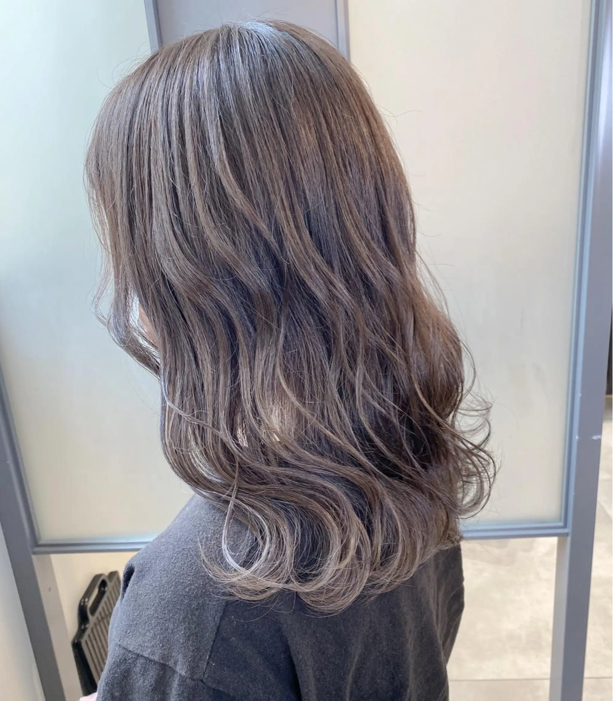 セミロング カラー バレイヤージュ シルバー レイヤーカット 【透明感、艶髪】西村 有司のヘアスタイル