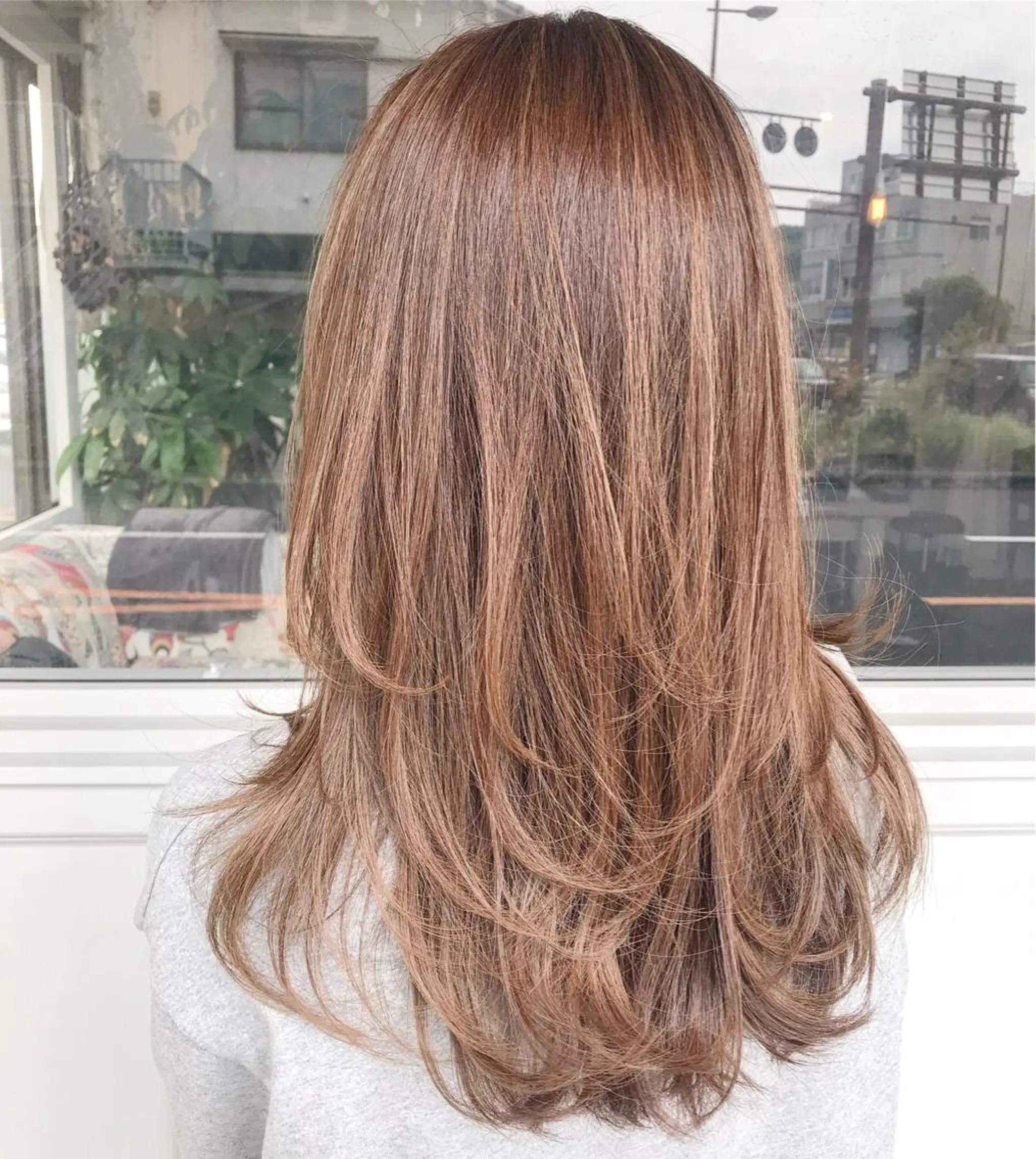 セミロング カラー お団子ヘア 切りっぱなしボブ バレイヤージュ ブリーチ デザインカラー Mariana/ 鶴原-ハイライトのヘアスタイル