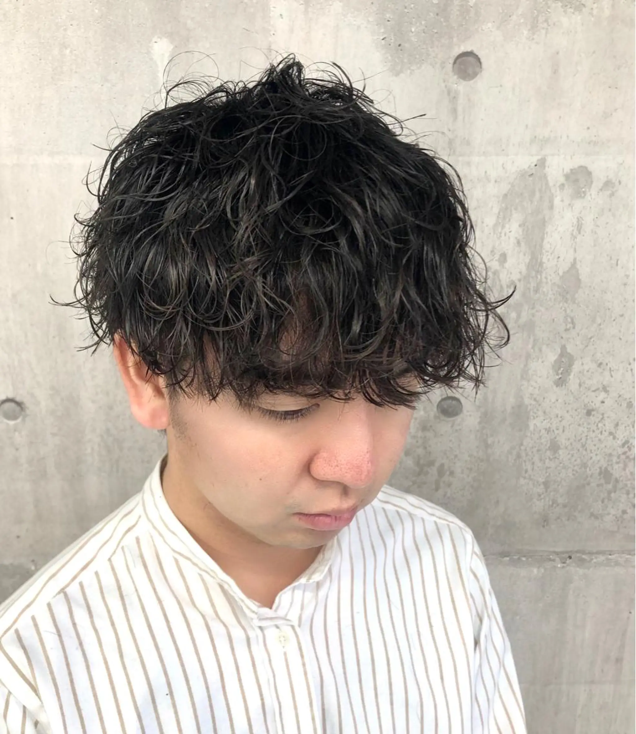 ショート メンズ 波巻きパーマ カット パーマ トリートメント ショート、韓国メンズ ヘアのかつらぎのヘアスタイル