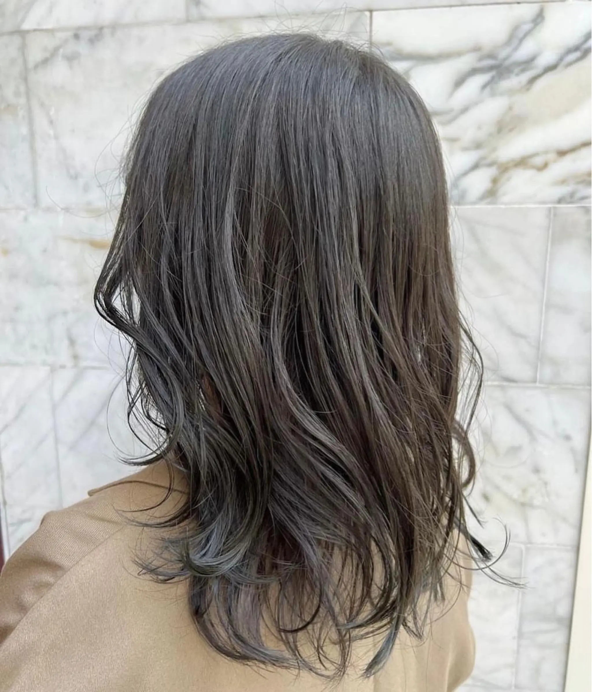 ミディアム カラー ヘアアレンジ グレージュ 暗髪カラー🫐パーマ おくだりんかのヘアスタイル