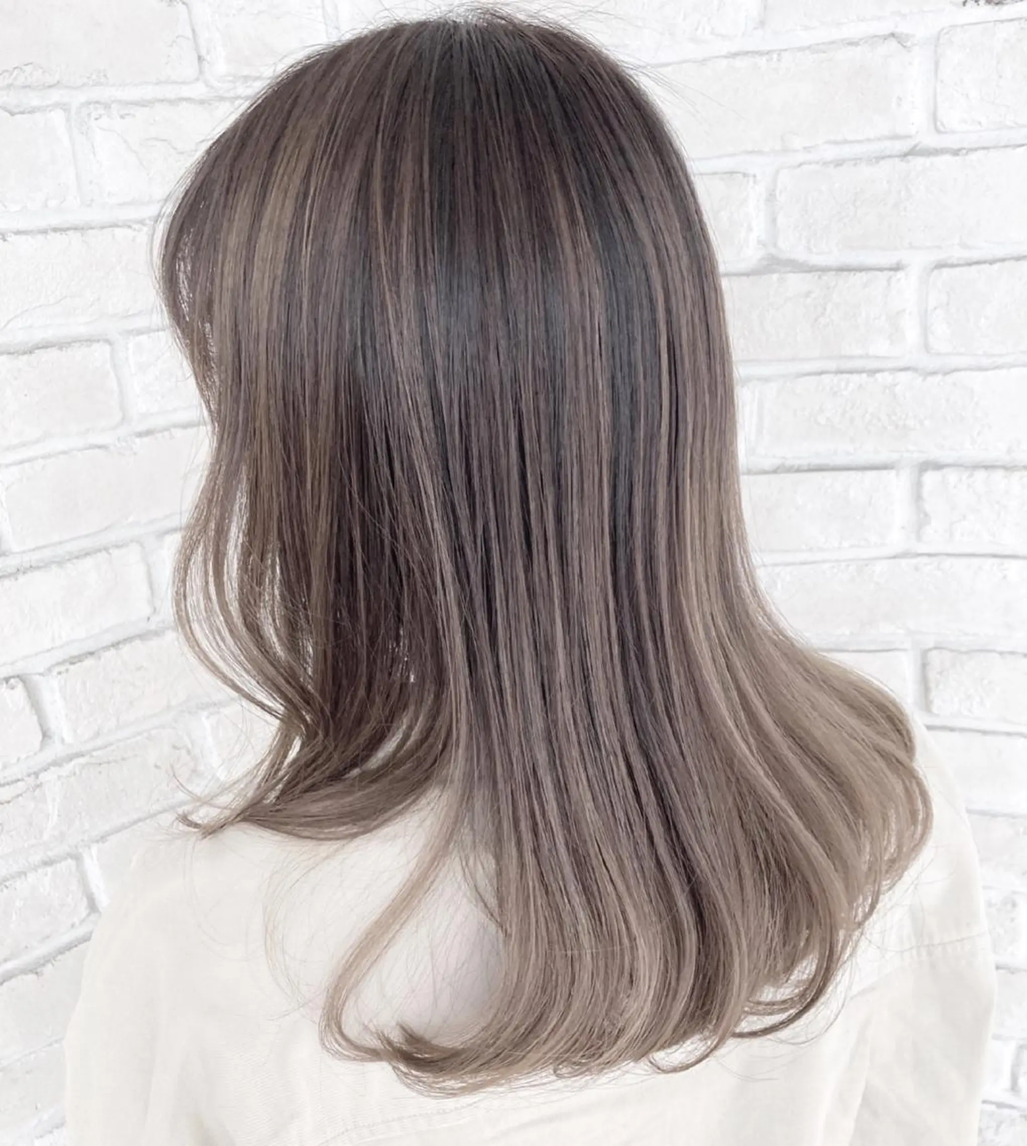 ロング ハイライト あやかショート 白髪ぼかしのヘアスタイル