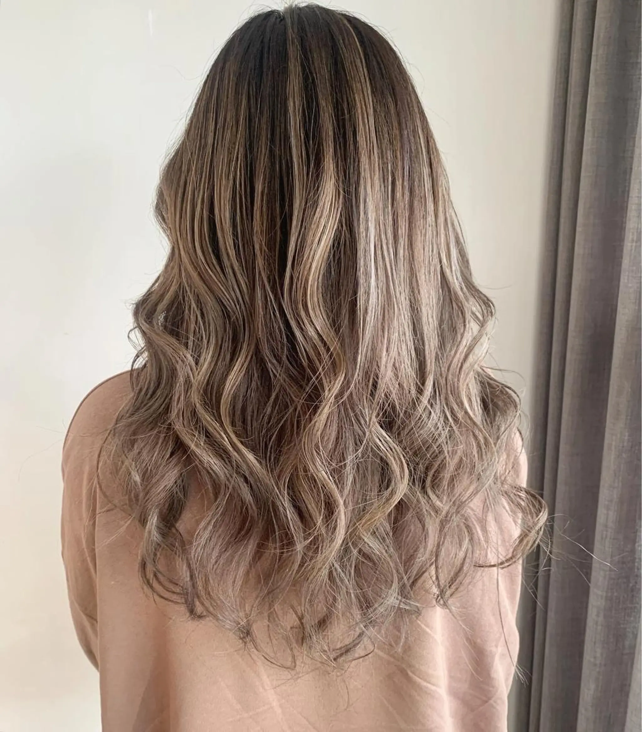 ミディアム カラー ハイライトカラー ハイライト ✨艶ブリーチカラー ✨四ノ宮裕己のヘアスタイル