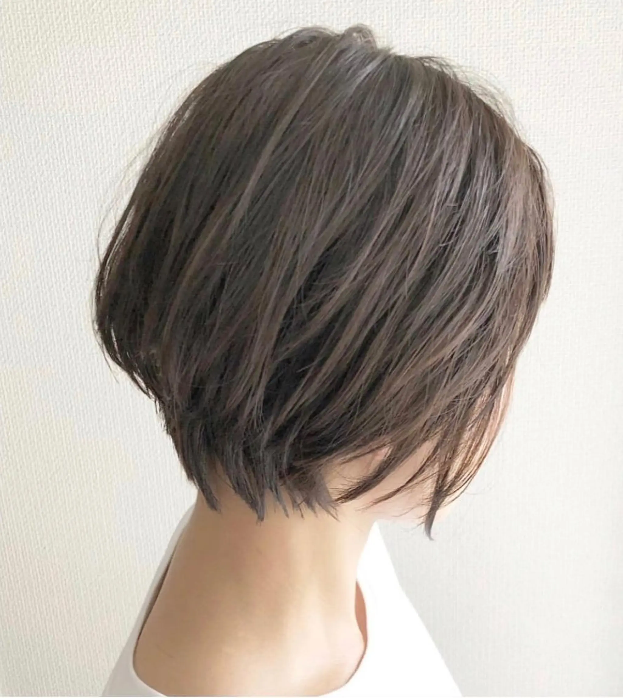 ショート ハンサムショート 丸みショート アッシュ アッシュブラウン ボブ AIR HEALのヘアスタイル