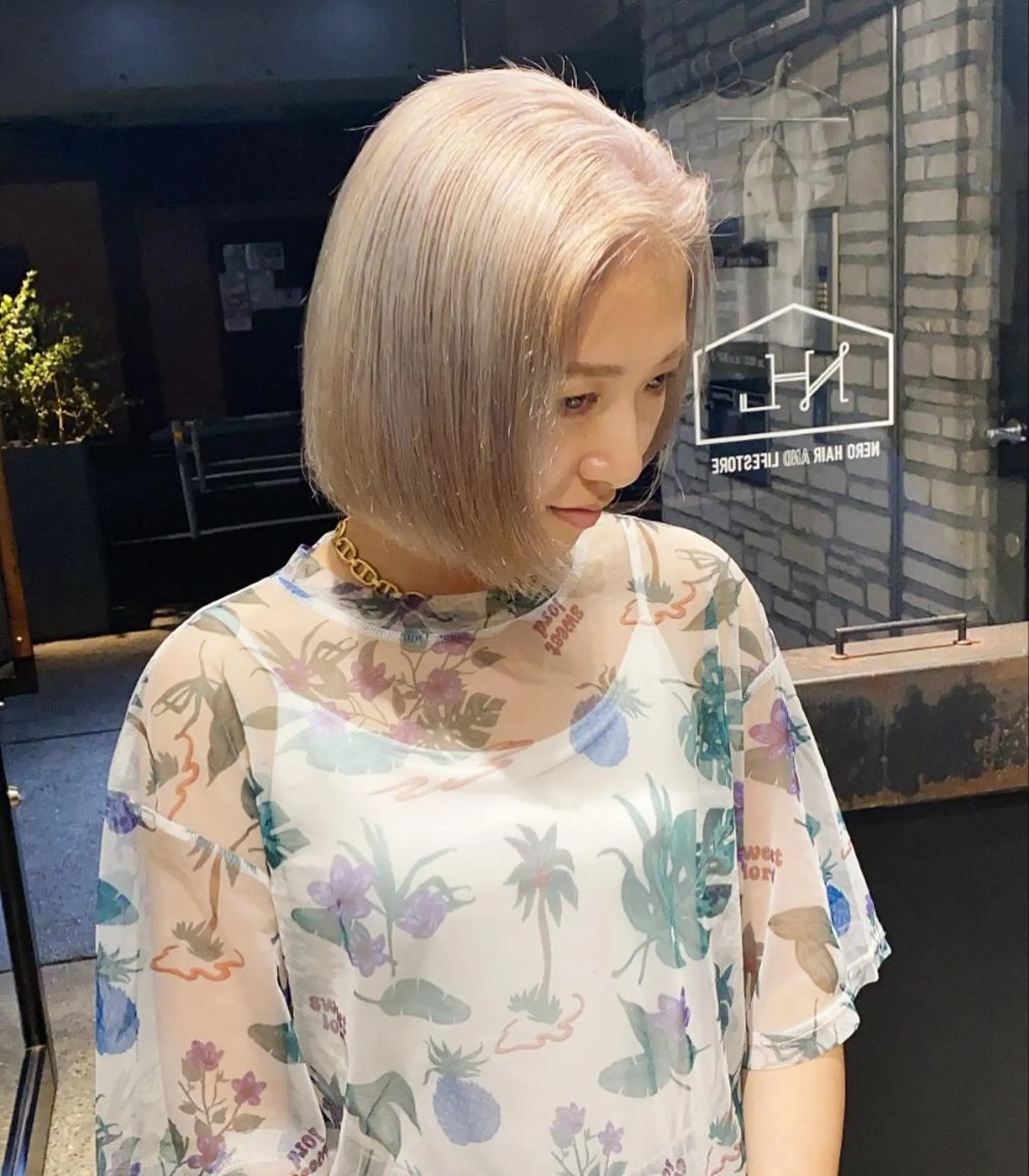 ミディアム カラー NERO 眞下秋歩のヘアスタイル