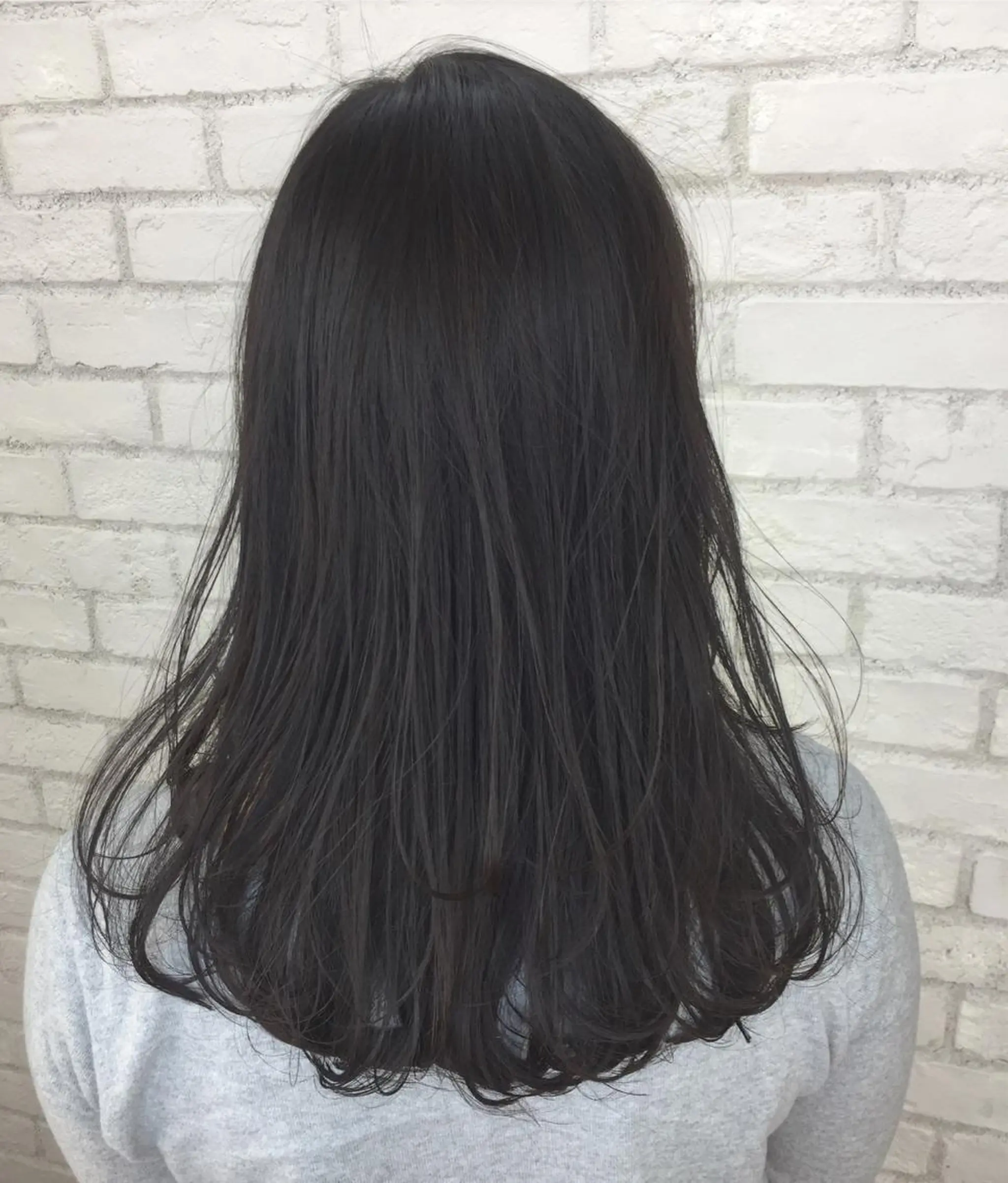 セミロング TOMOYAレイヤー ブリーチ縮毛矯正のヘアスタイル