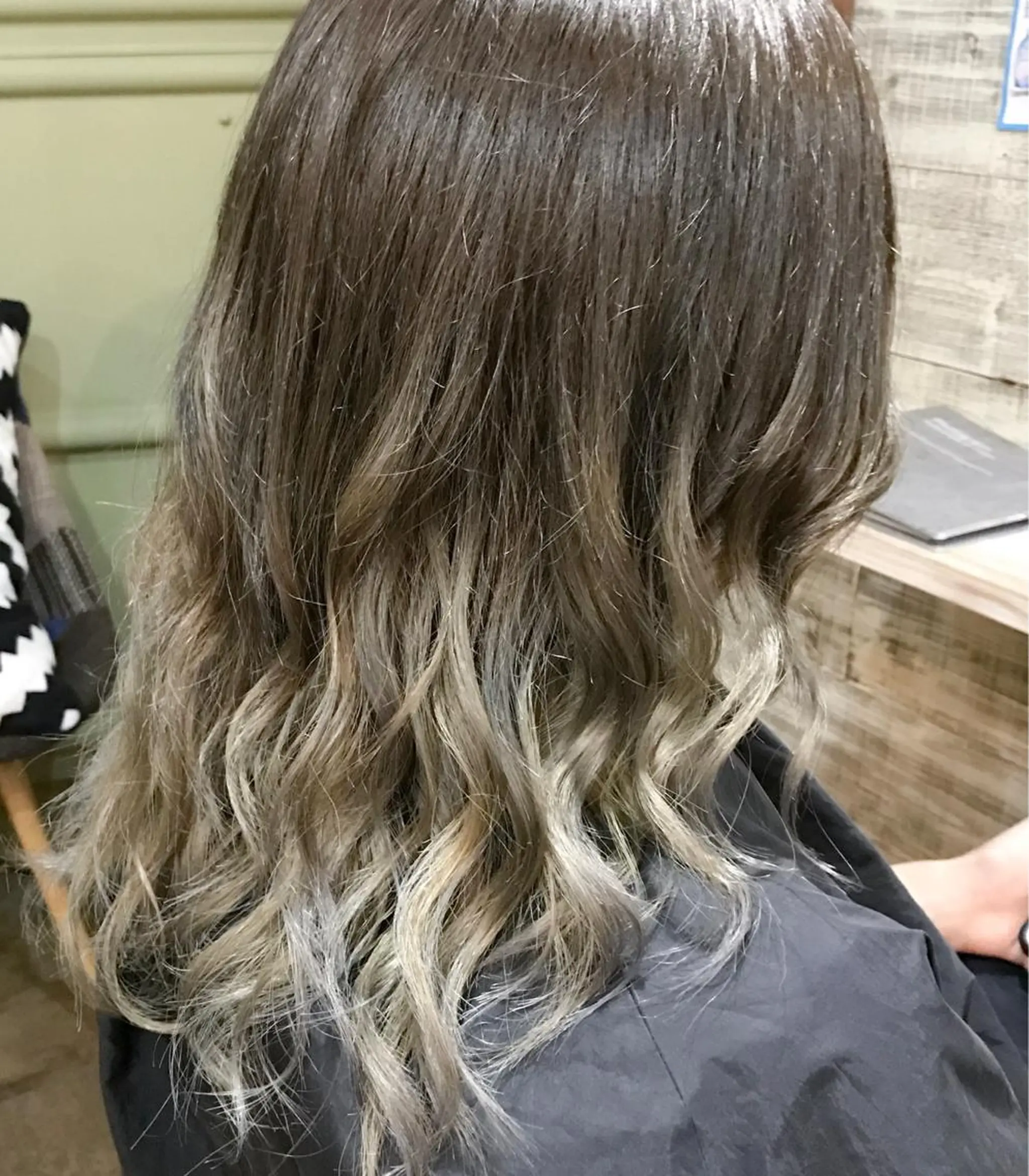 セミロング カラー アッシュ ブリーチ 透明感カラー ダークアッシュ グラデーションカラー 山口滉斗/美髪 縮毛矯正/髪質改善のヘアスタイル