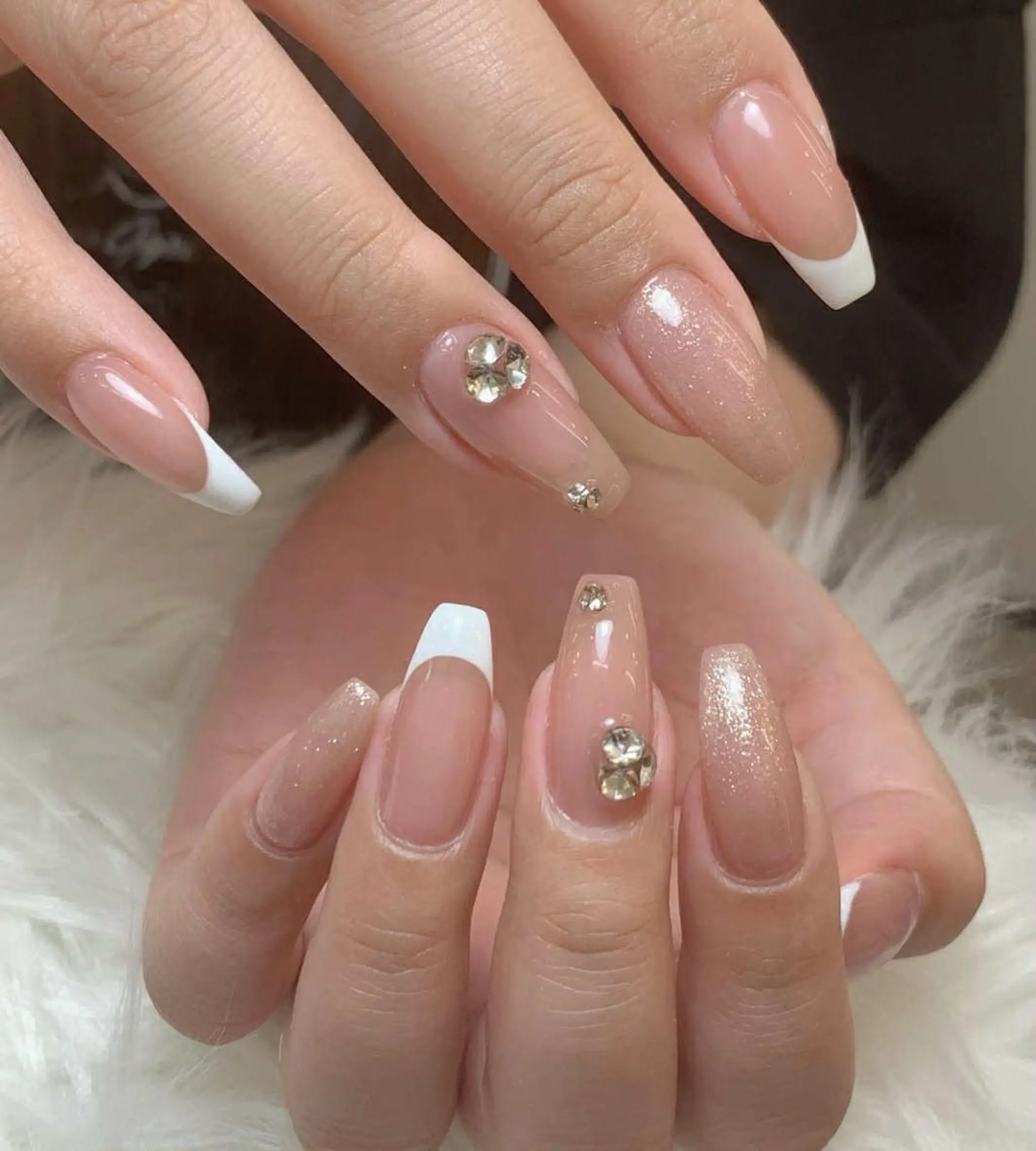 ネイル ガーリー ラメ(グリッター) ピンク ピンクベージュ ストーンネイル ハンドネイル ヒユ ビューティーのネイルデザイン