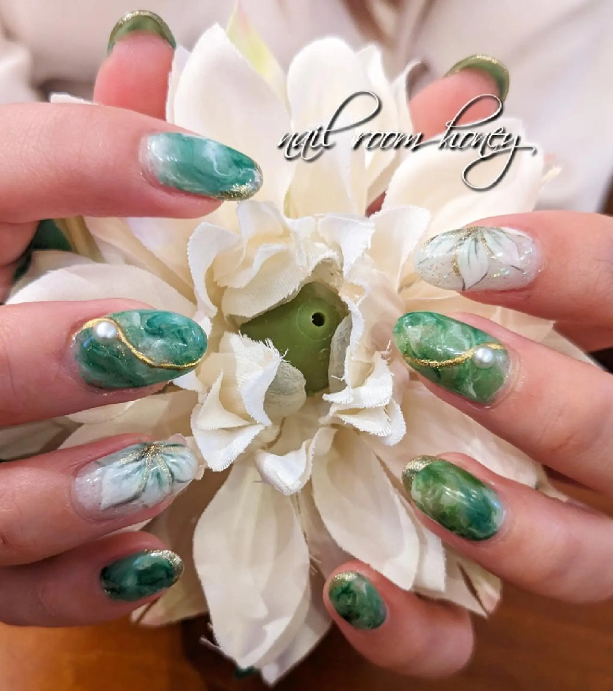 ネイル フラワーネイル ゴールド グリーン ラメ(グリッター) 大理石ネイル(マーブル) nail room  honeyのネイルデザイン