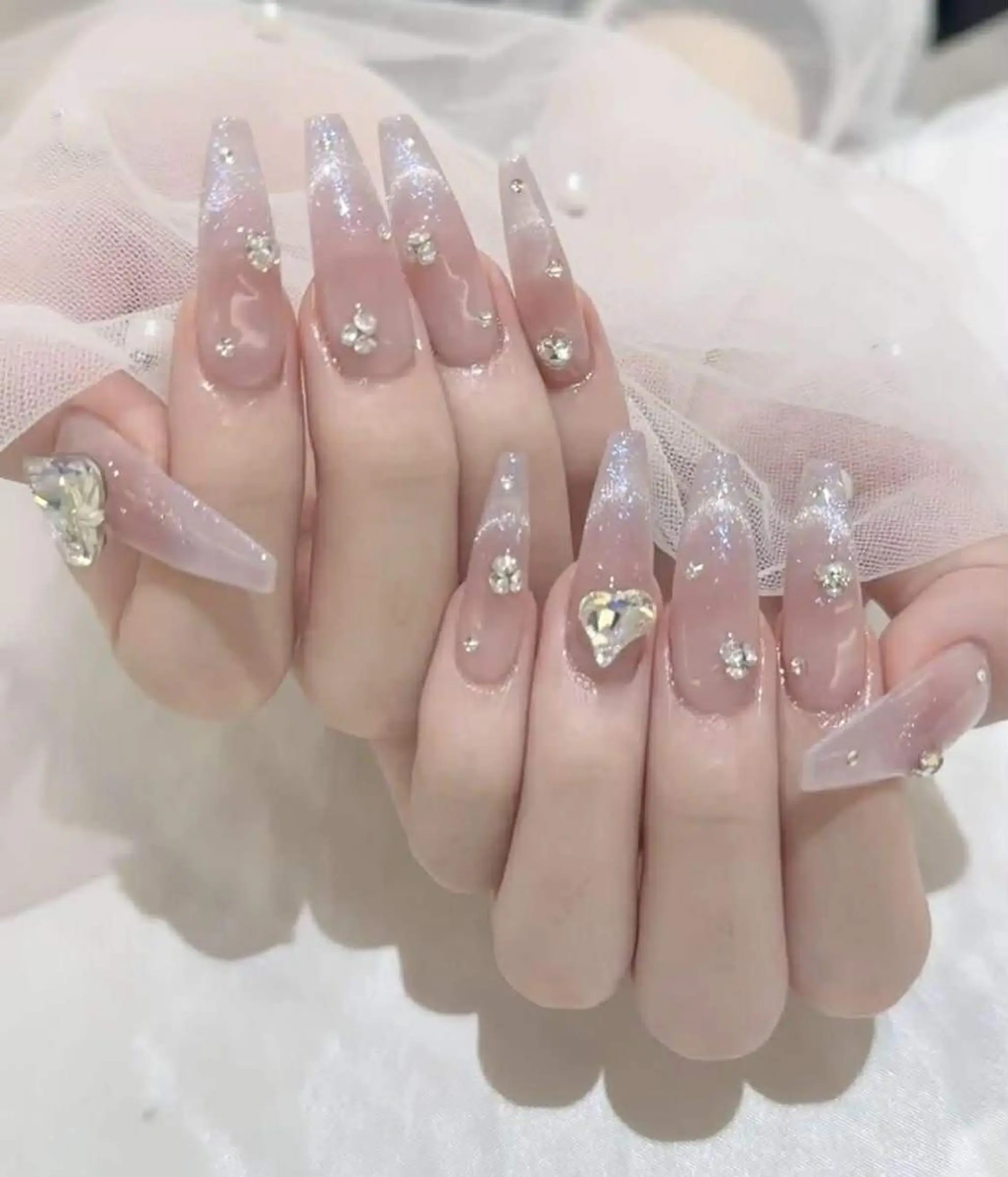 ロング カラー ベージュカラー グラデーションカラー ピンクカラー 韓国風ヘア ハンドネイル Bling Salonのネイルデザイン