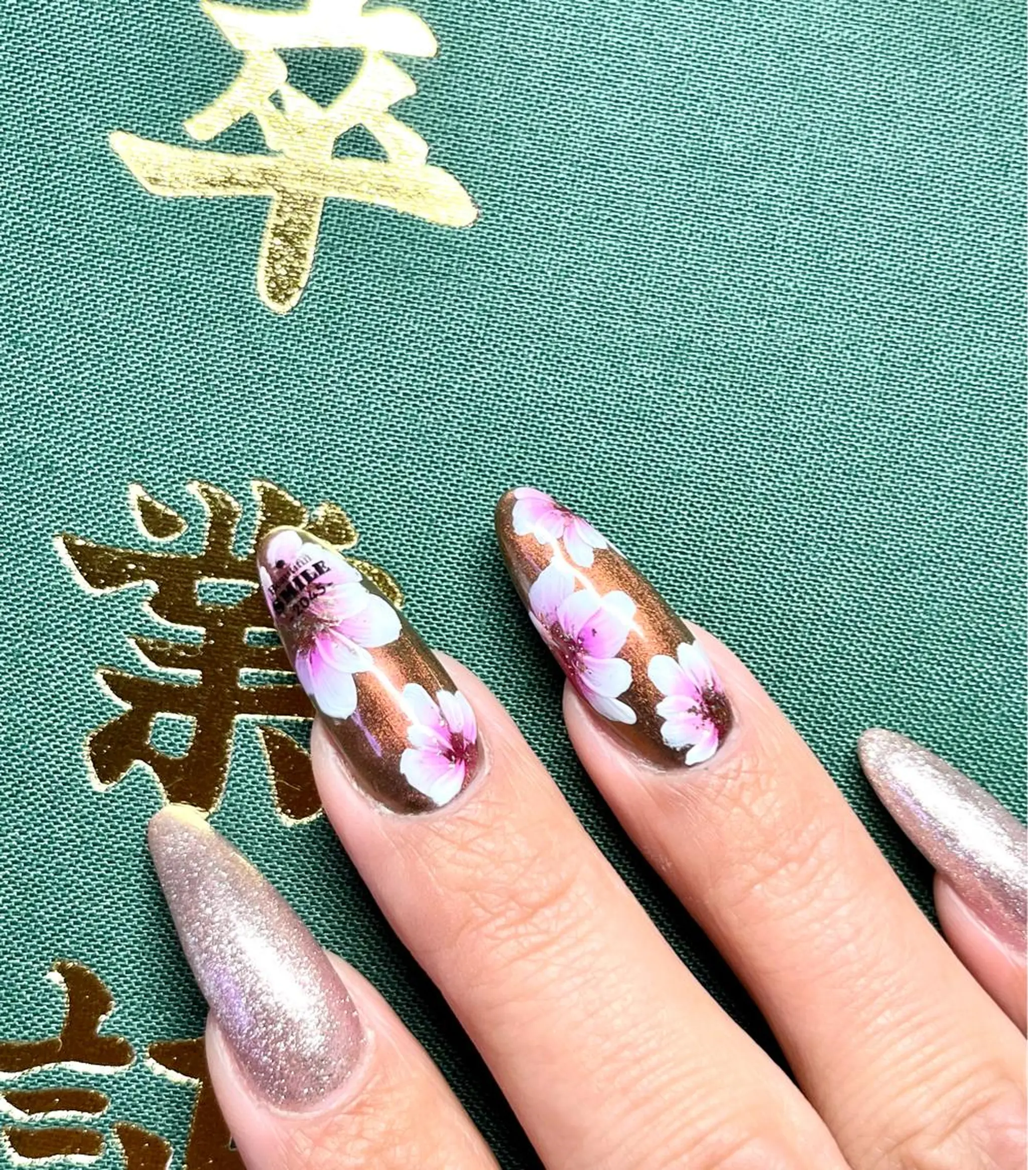 ロング ネイル 卒業式のヘアスタイル アートネイル フラワーネイル 卒業式 春ネイル ハンドネイル まり りぃ〜んのネイルデザイン