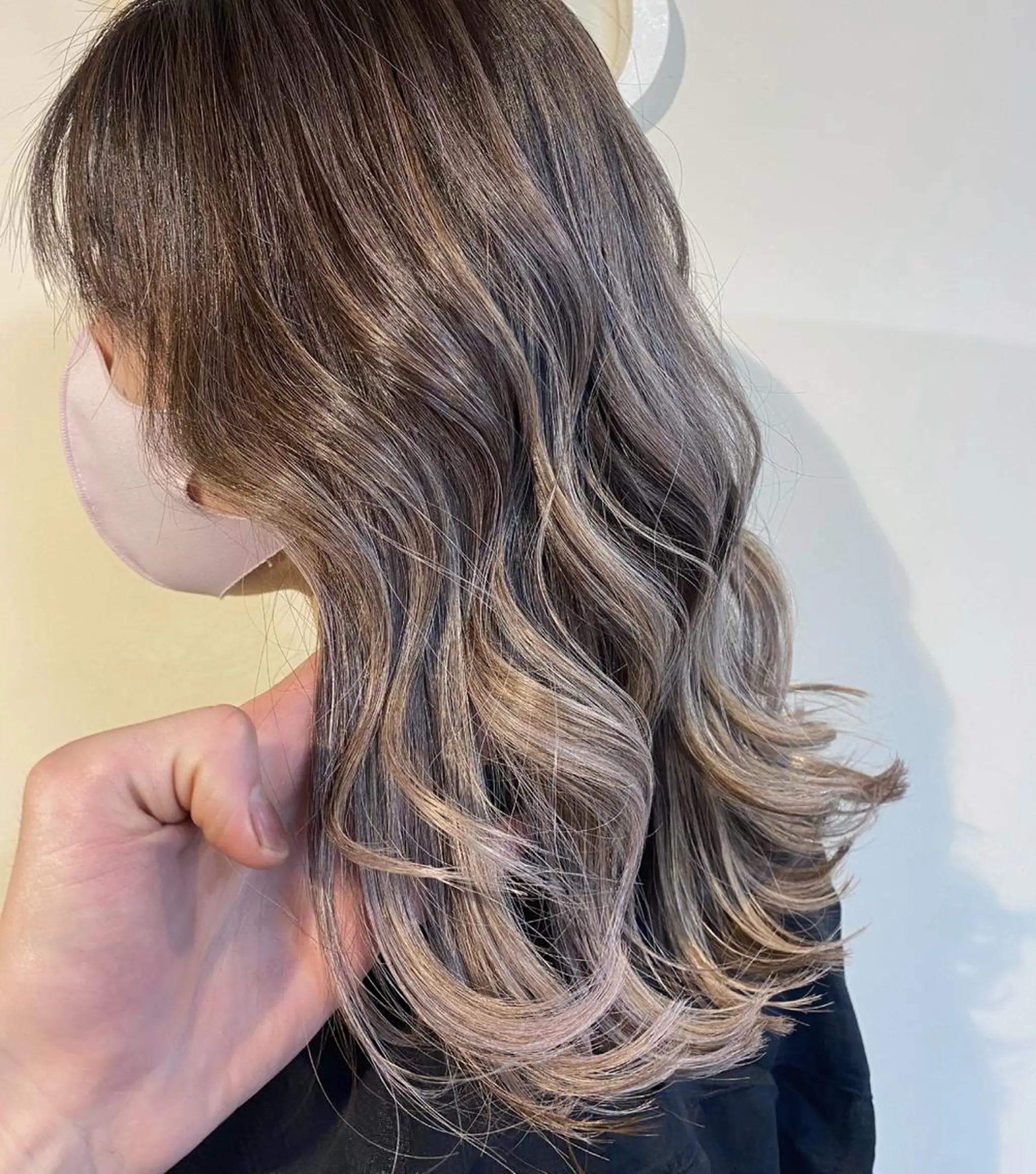 セミロング カラー バレイヤージュ ブリーチ 透明感カラー デザインカラー 外国人風カラー 🌈8月末までシャ イン輝きハイトーン✨のヘアスタイル